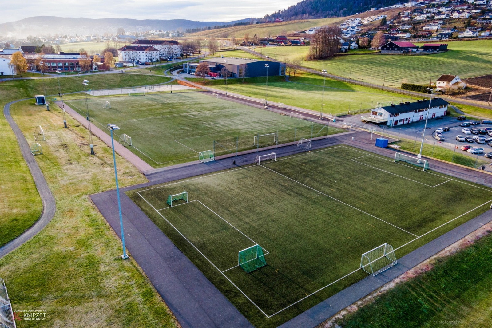 Lier og området byr på idrettsanlegg med fotballbaner og idrettshall. Galleribilde