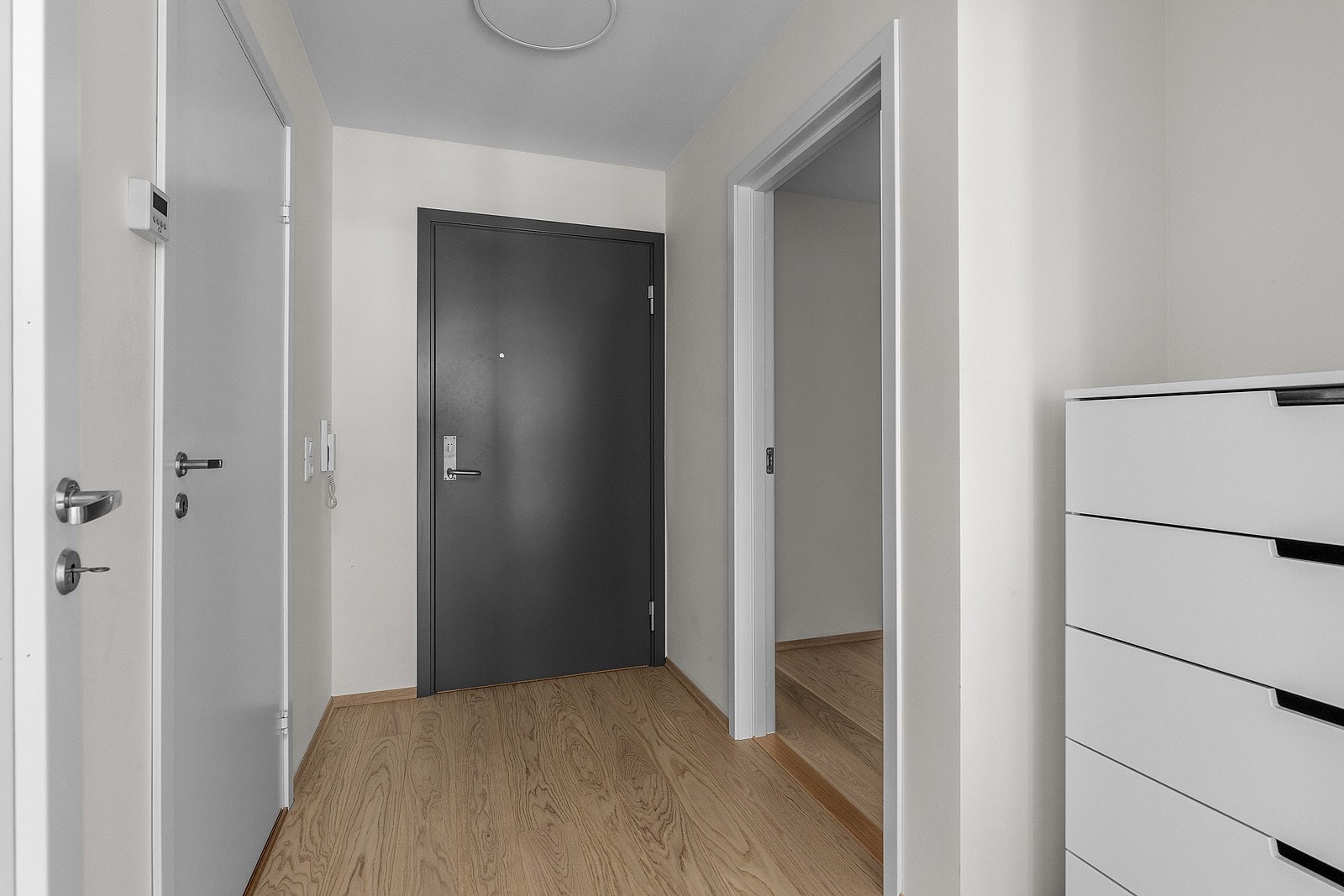 Velkommen inn! i entréen er det god plass til å henge yttertøy og sette fra seg sko. Galleribilde