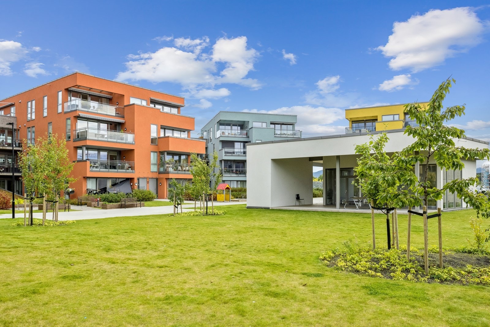 Midt i hjertet av den 2 måls skjermede felleshagen ligger et felles hagehus som gir deg mulighet til litt ekstra plass når du skal invitere flere. Her er det plass til å samle venner og familie til selskap eller treffe naboer til hyggelig lag. Galleribilde