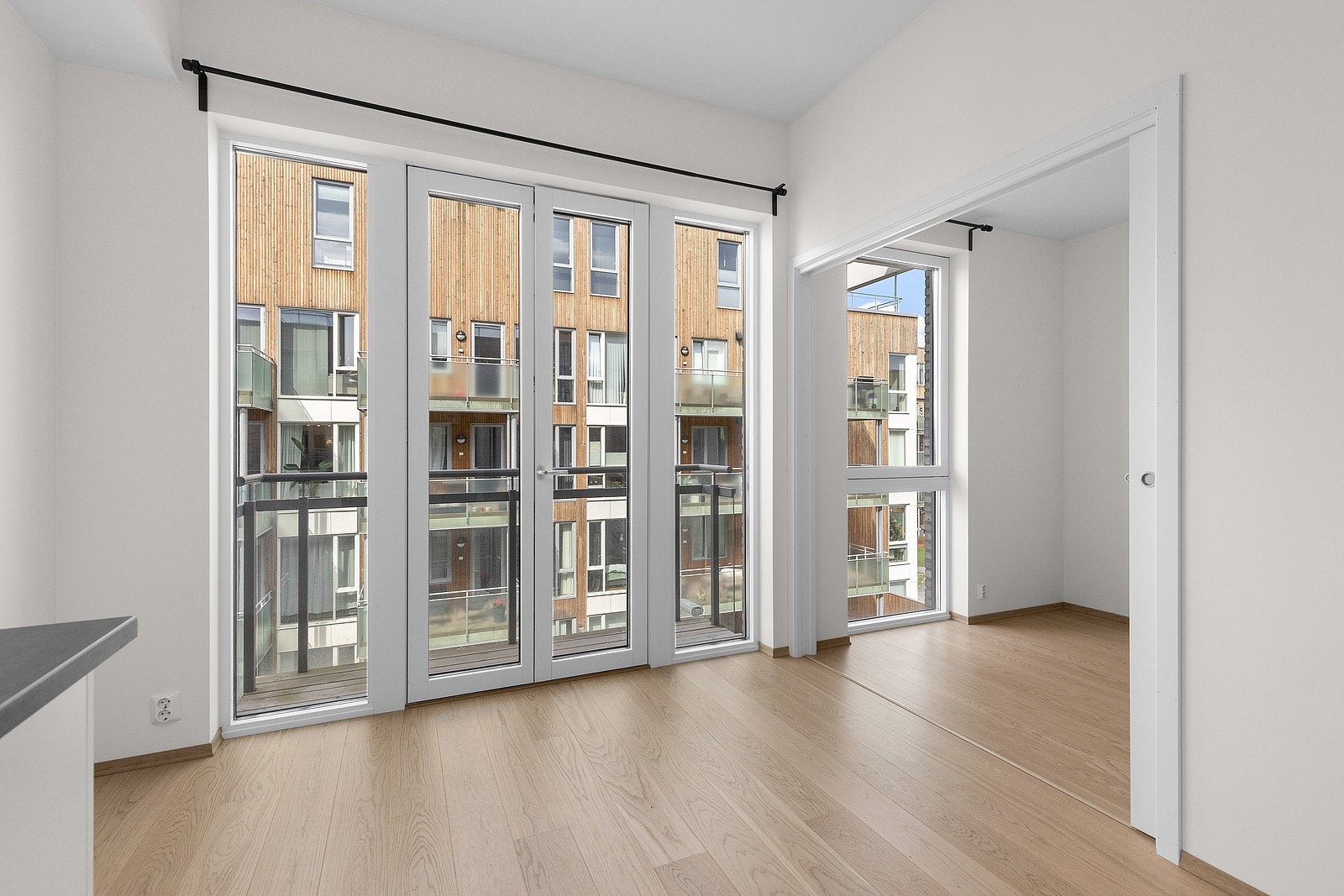 Utgang til fransk balkong fra stue og det er felles takterrasse for Sameiet. Galleribilde