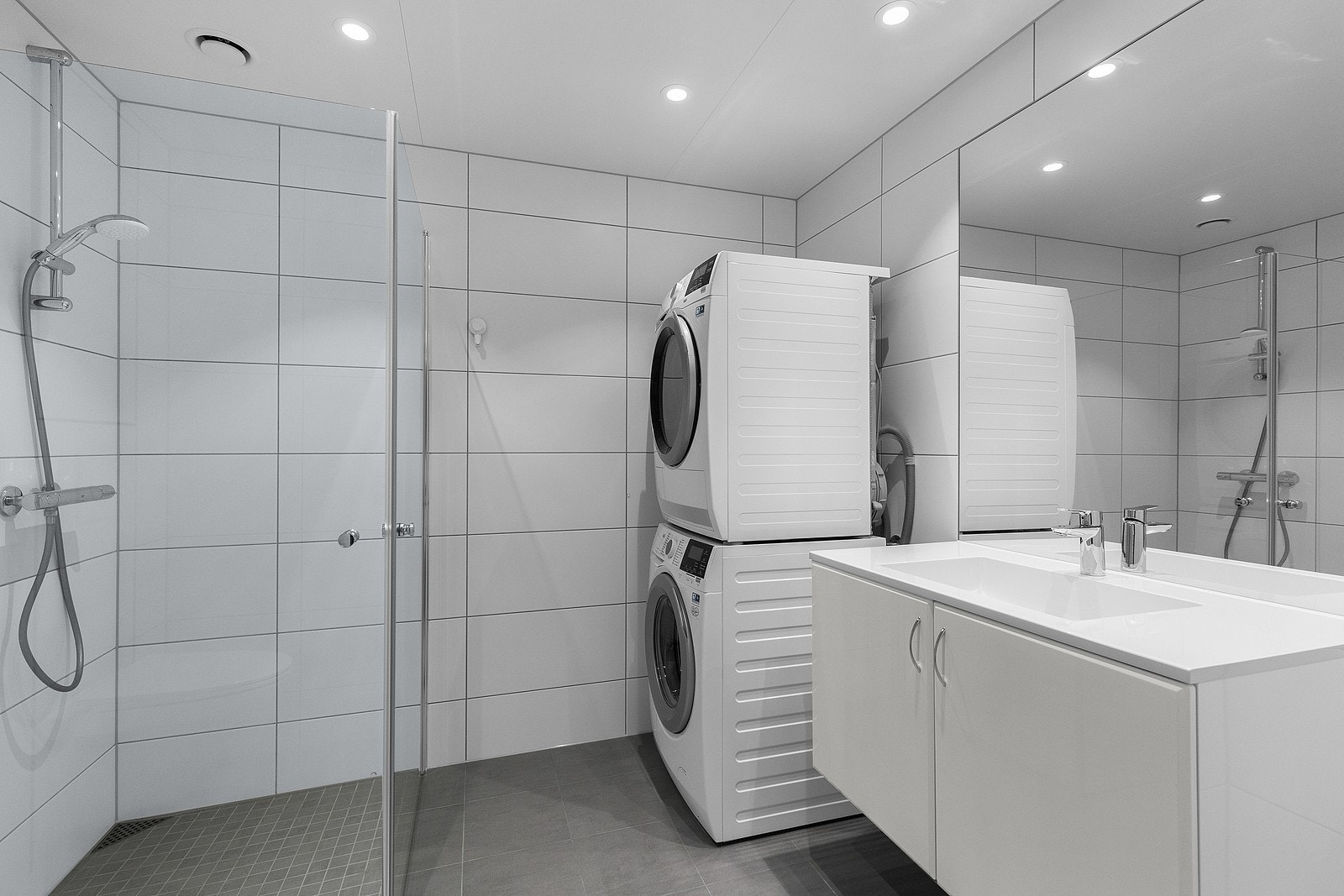 Pent flislagt bad på 4.9 m² med varme i gulv. Galleribilde