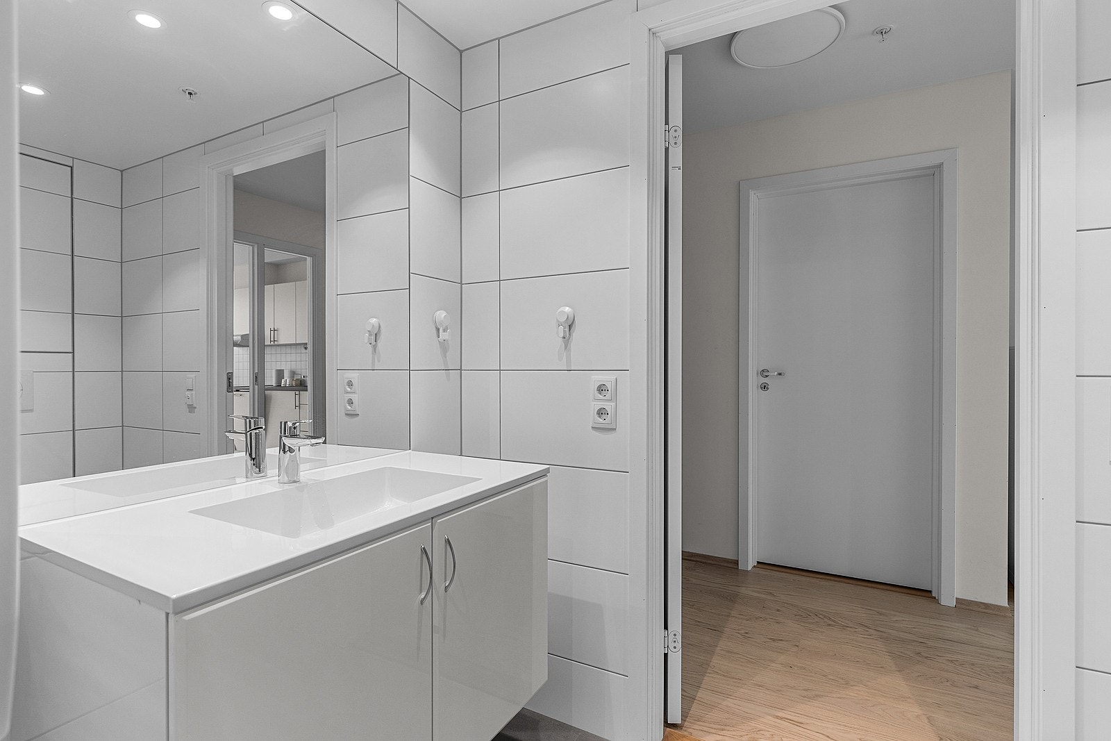 Badet inneholder servant med underskap, dusjhjørne , vaskemaskin og tørketrommel som kan følge med. Galleribilde