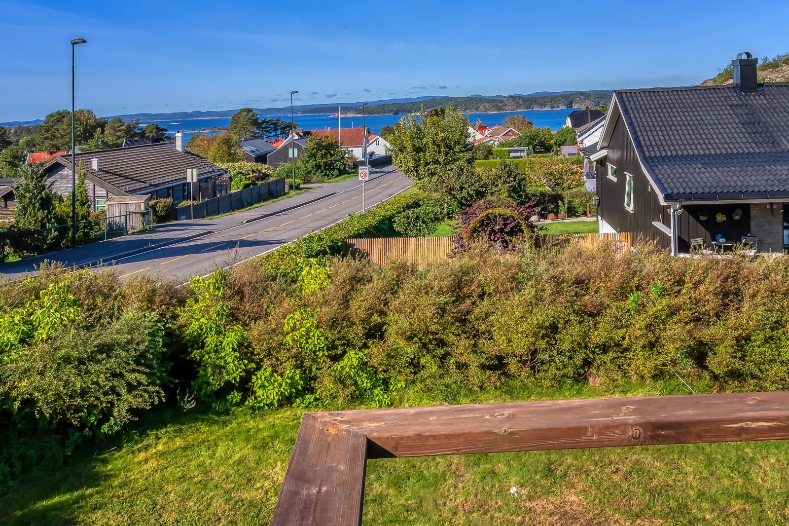 Her får du nyydelig utsikt, gode solforhold og en bolig med mye potensiale! Galleribilde