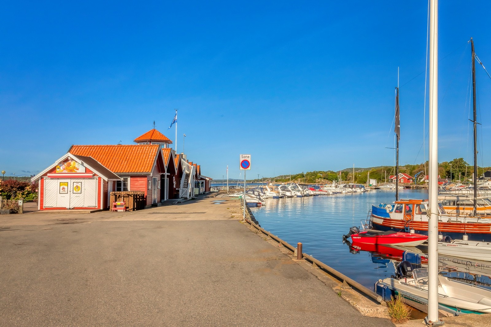 Fiskere og båtentusiaster trives her, og båtene i ulike størrelser legger til en ekstra dimensjon til den maritime atmosfæren. Galleribilde