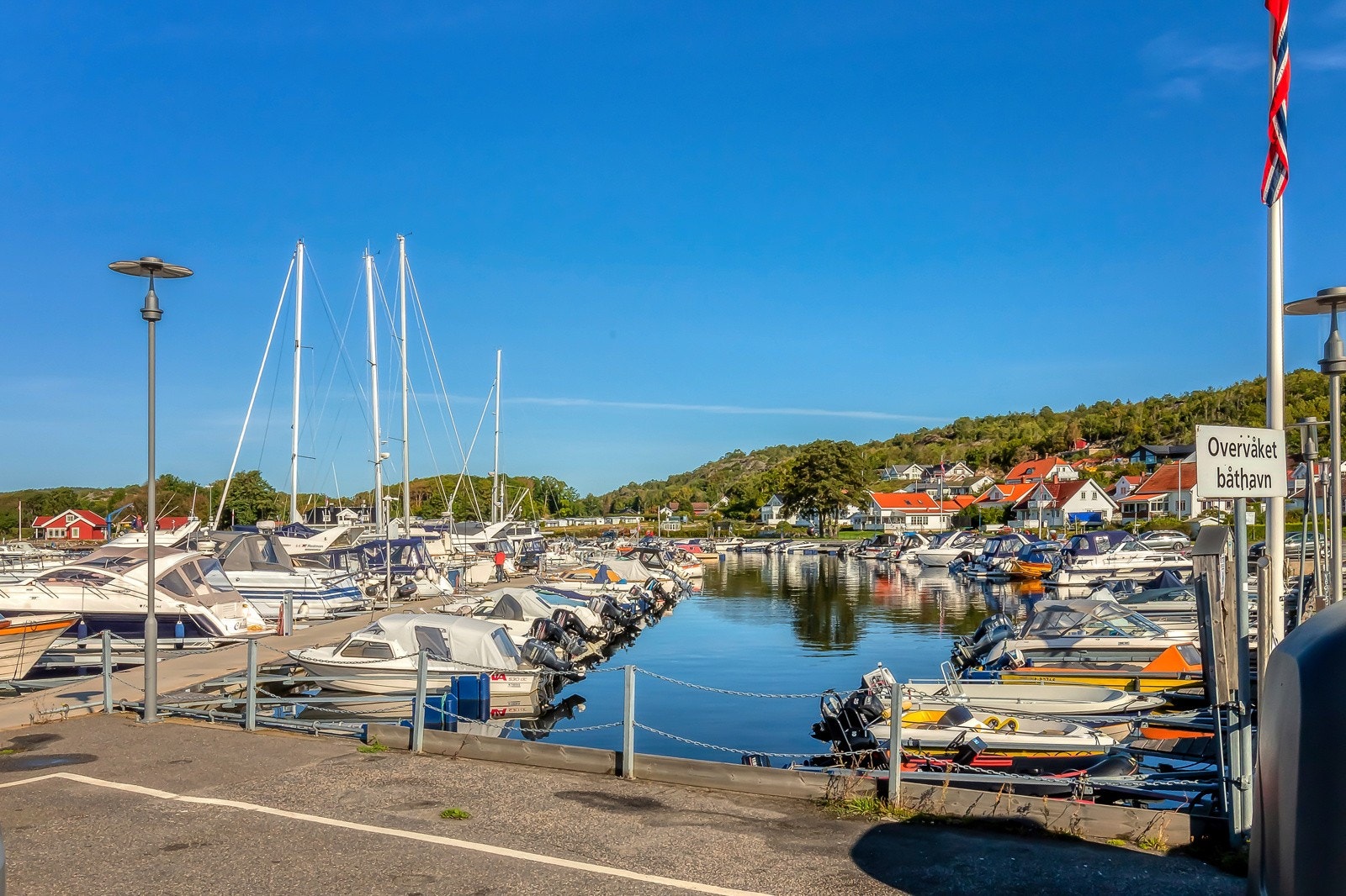 Lokale kafeer og restauranter i Helgeroa frister med fersk sjømat rett fra havet. Galleribilde