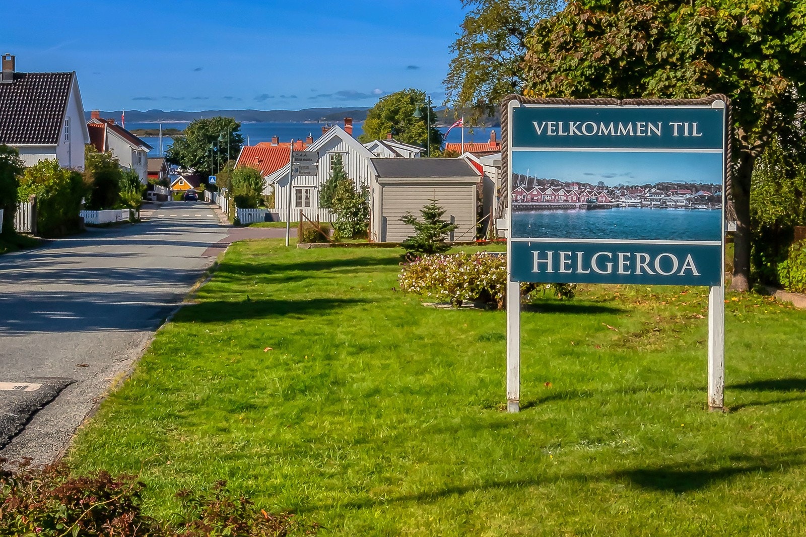 Når du besøker Helgeroa, blir du møtt av den herlige duften av sjøluft og lyden av måkene som kretser over himmelen. Galleribilde