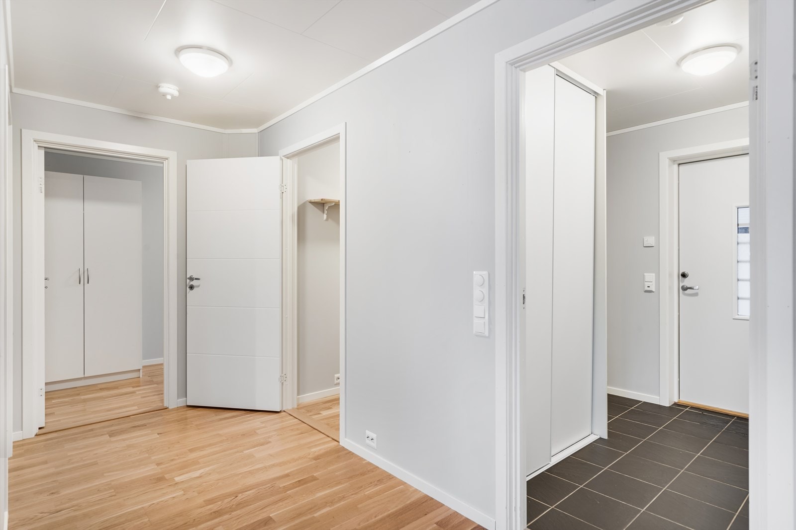 Mellom soverommene og den innvendige boden er det en gang mot stue og kjøkken. Galleribilde