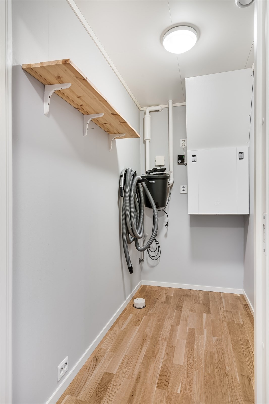 Bod/teknisk rom med Flexit sentralstøvsugeranlegg og ventilasjonsanlegg, samt diverse hyller. Det er klargjort for radonbrønn, rørstuss på innvendig bod. Galleribilde