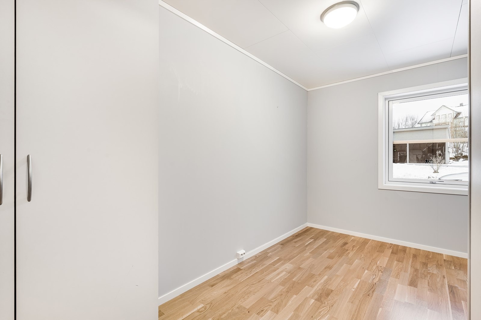Soverom 2 på ca. 8,5 m² er vendt mot vest. Galleribilde