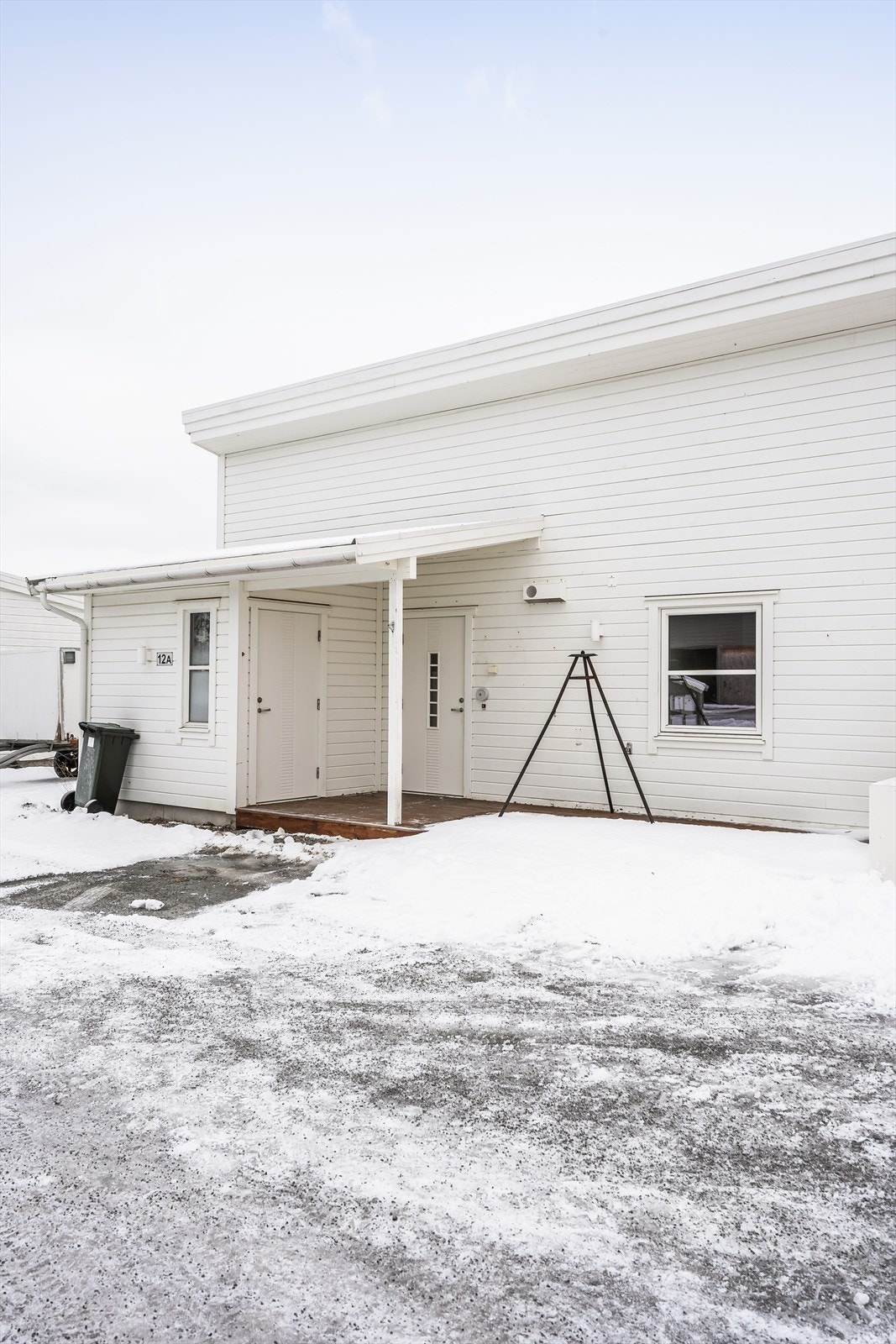 Ved inngangspartiet og foran carport i vest, er det gruset. Platting ved inngangsparti hvor du kan nyte ettermiddagen på finværsdager! Galleribilde