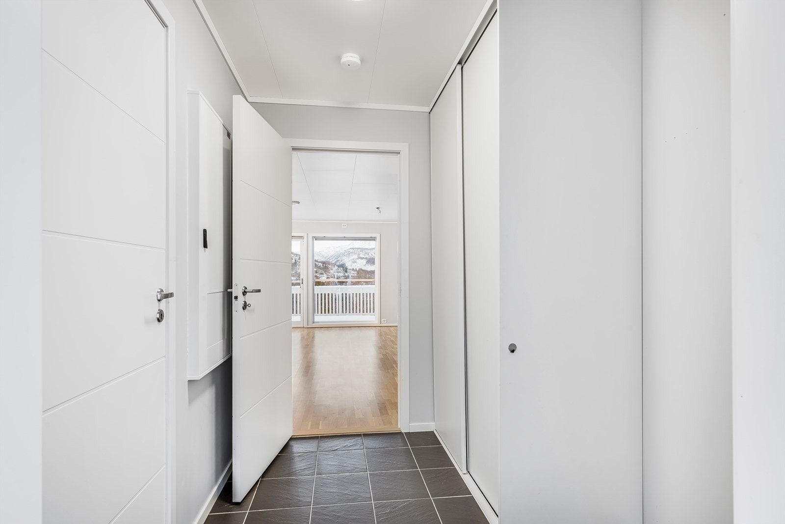 Entré har flislagt gulv med varme. Skyvedørsgarderobe med innredning, samt plass til å henge av seg ytterklær på vegg. Inngang til bad/vaskerom. Galleribilde
