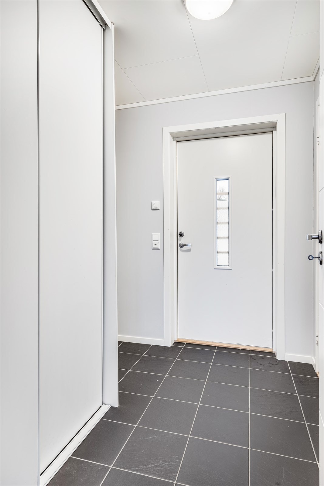 Velkommen inn! Du kommer inn i en entré med inngang til bad og stue. Entré har flislagt gulv med varme. Galleribilde