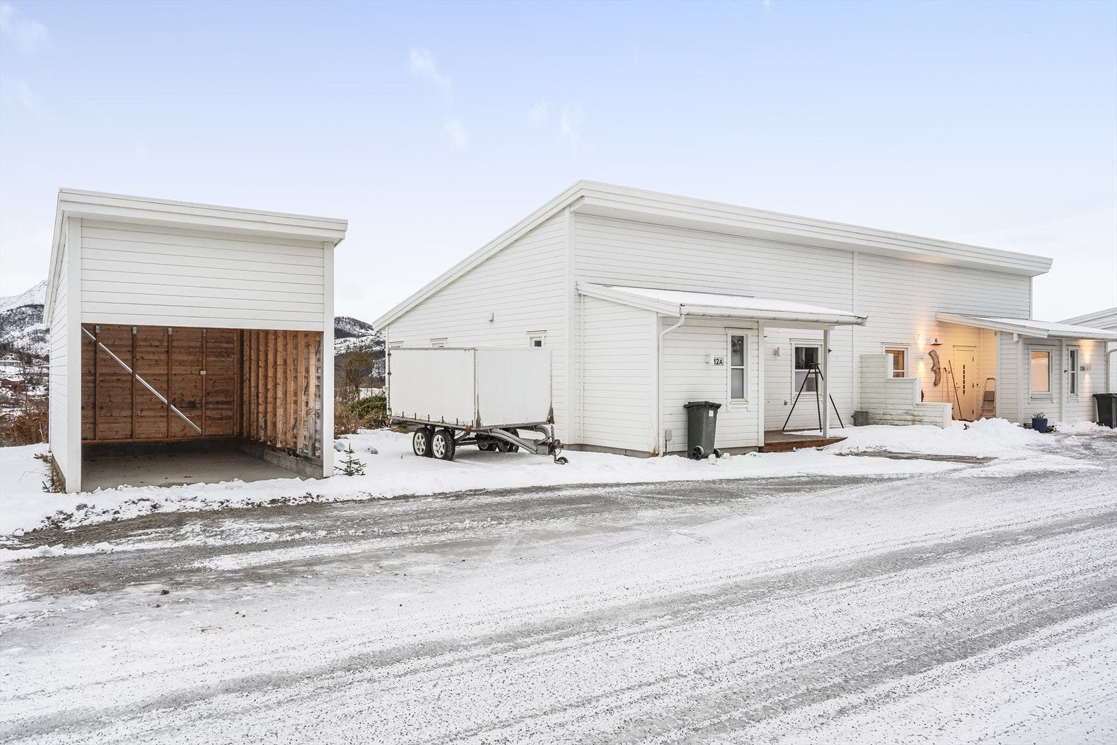 Pen halvpart av vertikaldelt tomannsbolig, oppført i 2014. Boligen har en sportsbod ved inngangspartiet og carport. Galleribilde