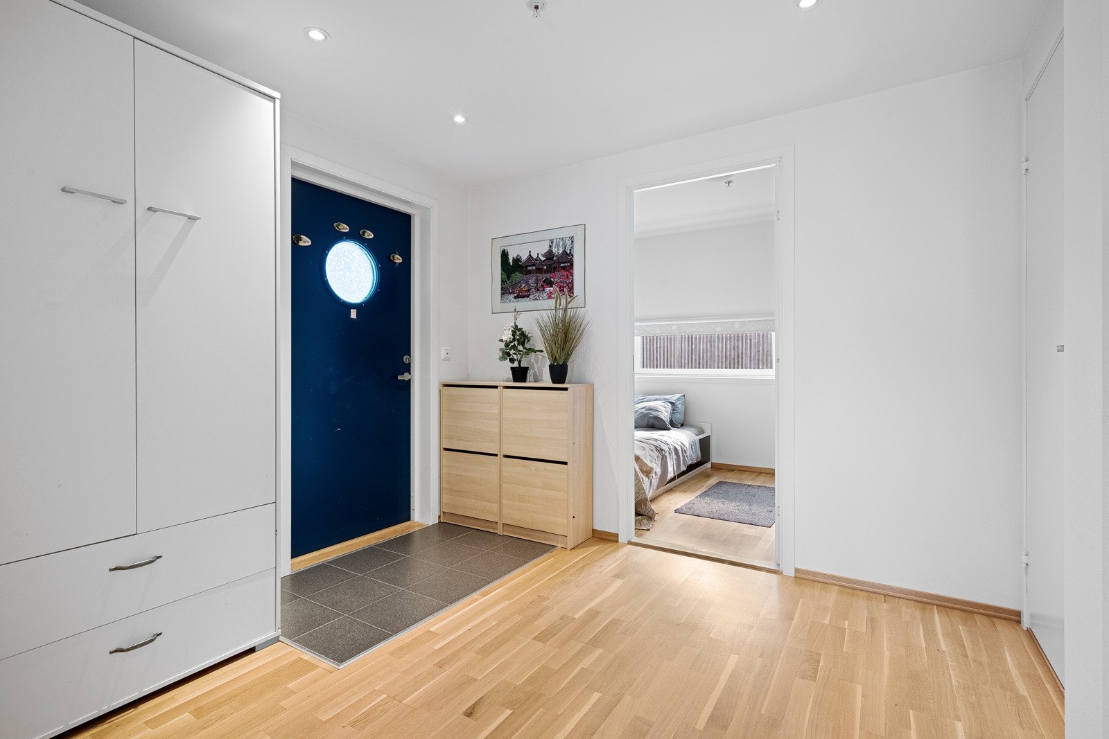 Romslig inngangsparti med god plass til oppbevaring. Galleribilde