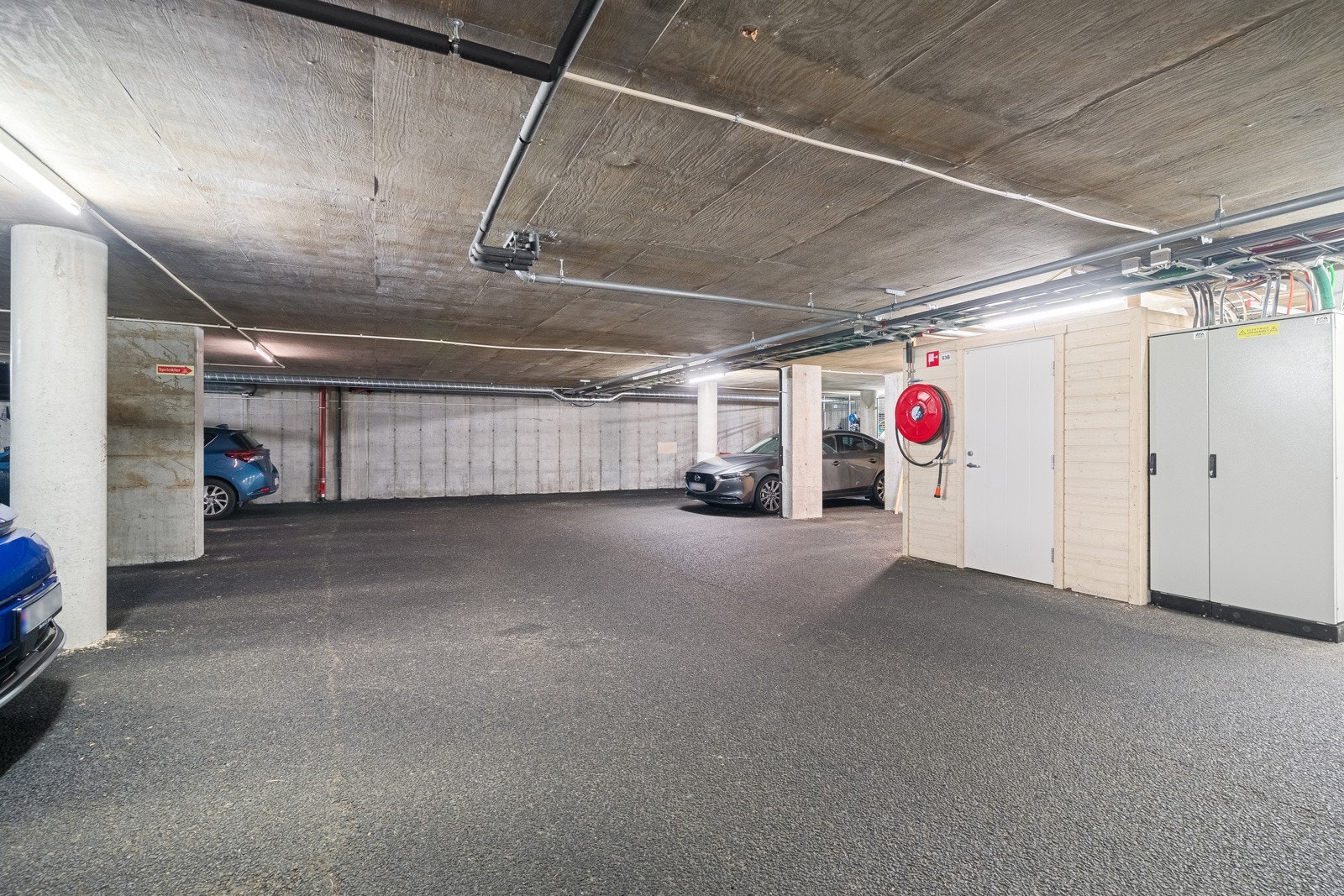 Fast parkering i lukket anlegg. Galleribilde