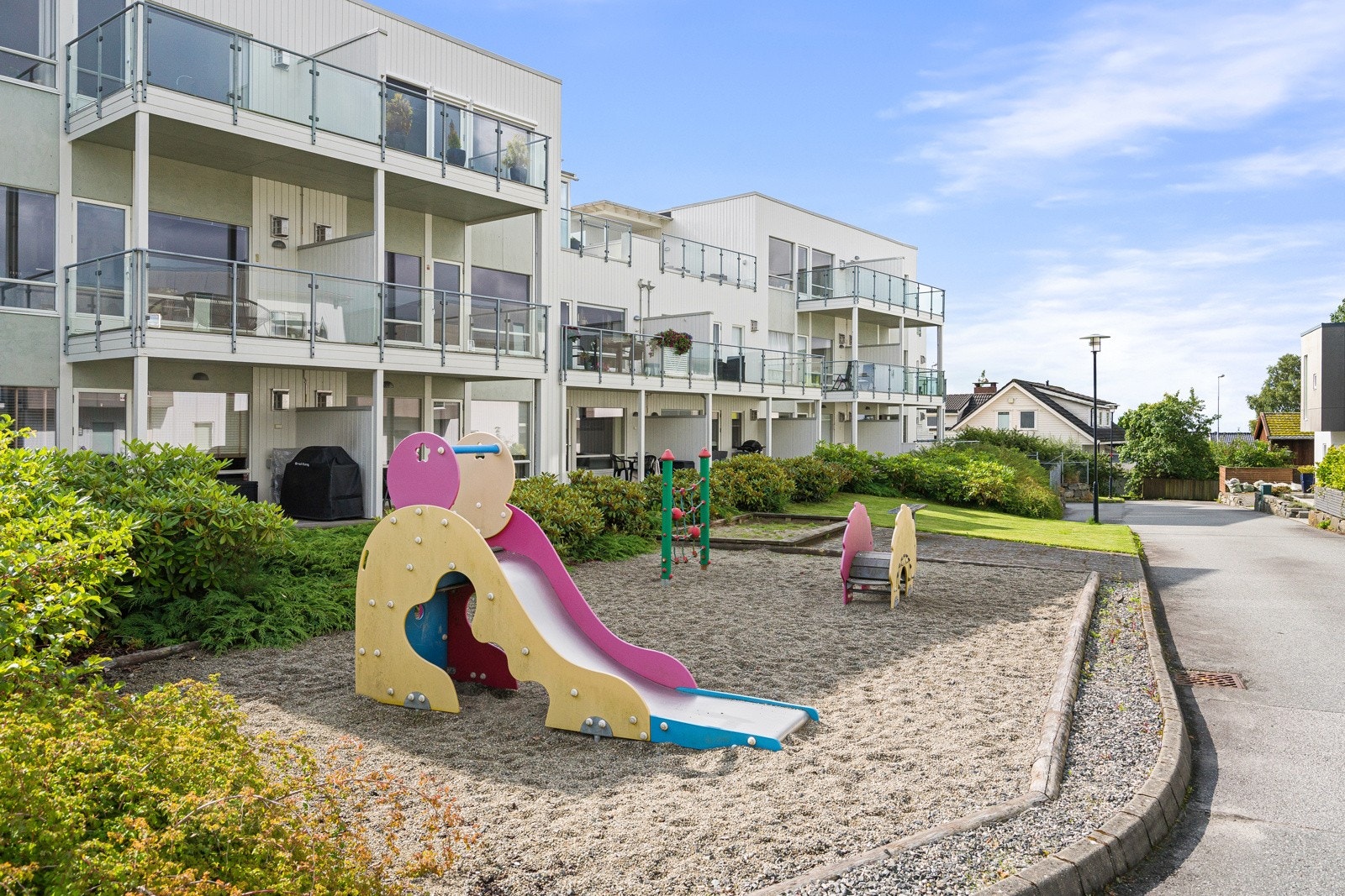 Området er meget barnevennlig, med store leke-/ og fellesområder, samt flere turområder like i nærheten. Galleribilde