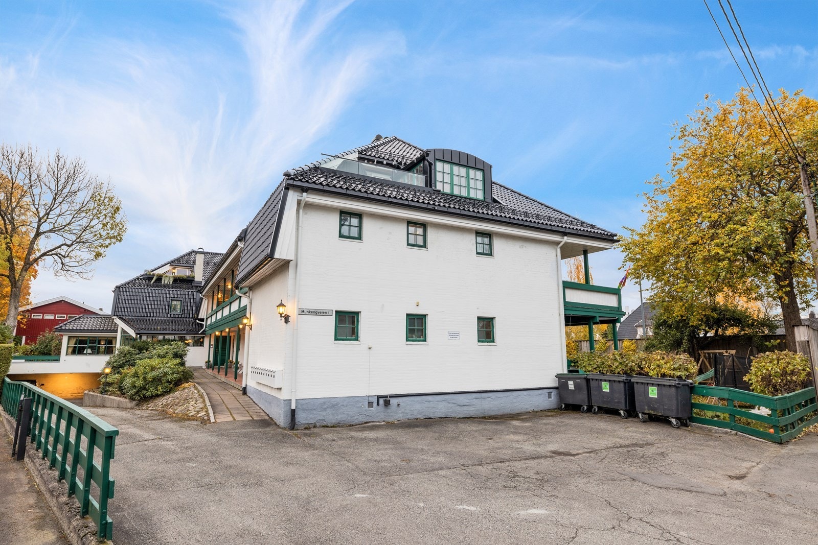 Herskapelig fasade. Nedkjørsel til garasje. Galleribilde