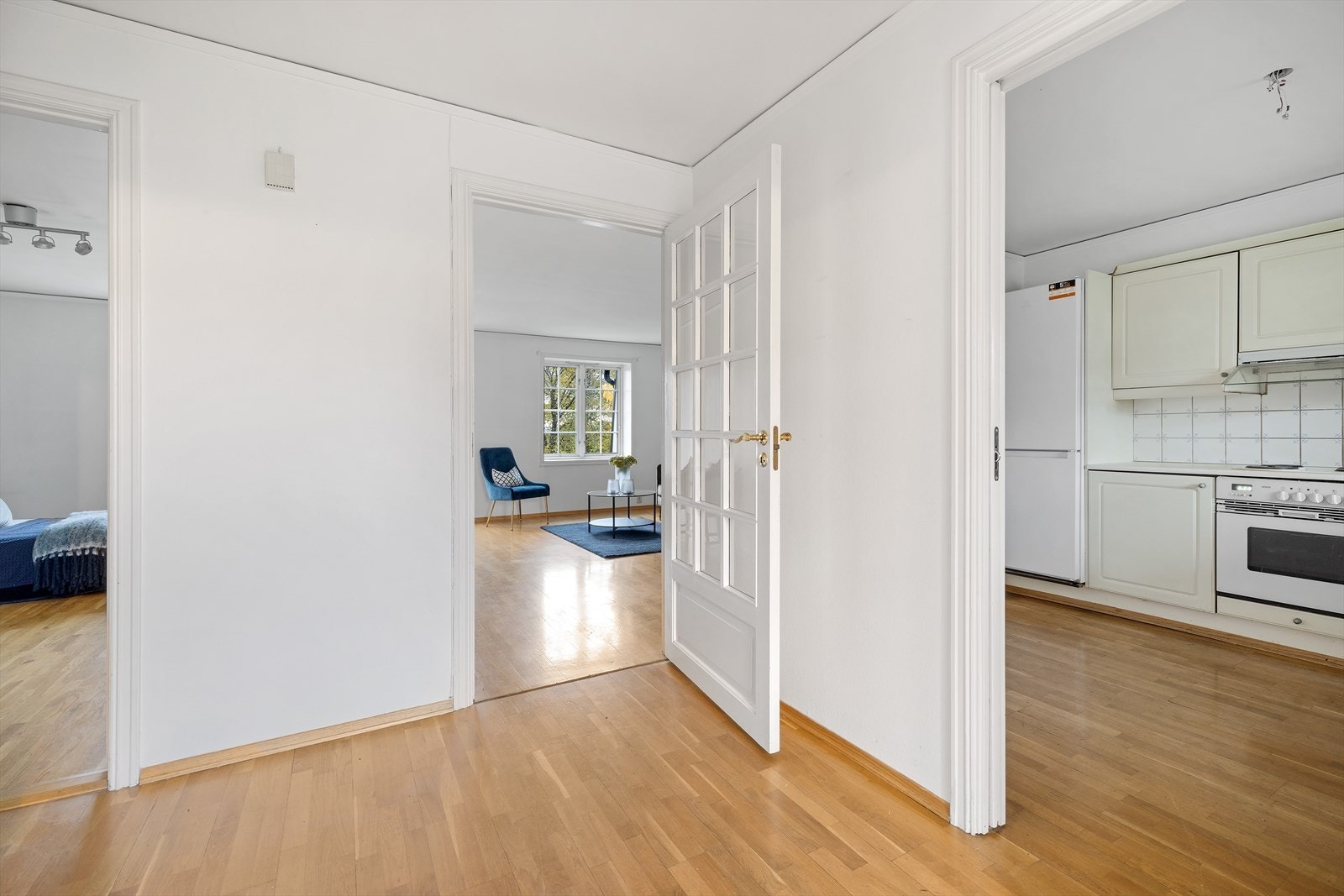 Romslig entrè/gang med inngang til kjøkken, stue, soverom og bad. Galleribilde