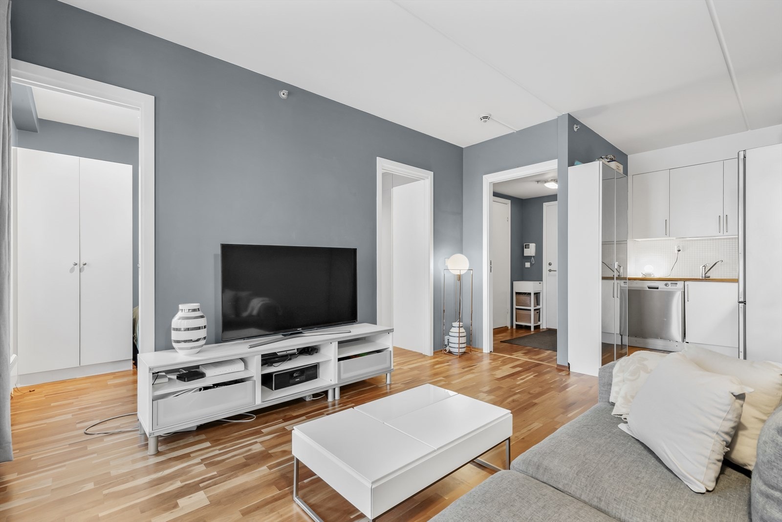 Kjøkken og stue i åpen løsning. Soverom med plassbesparende skyvedører på hver side. Galleribilde