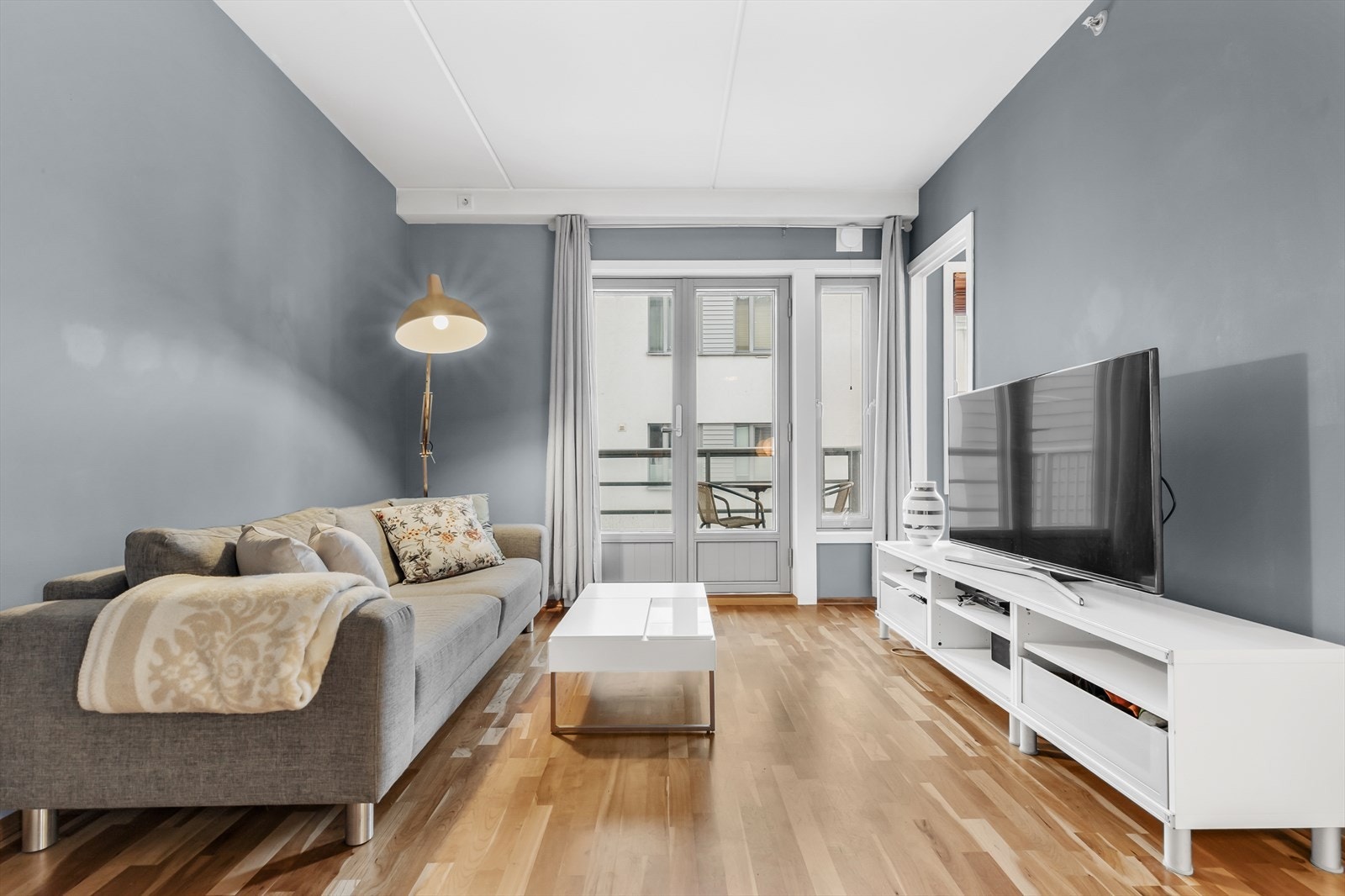God plass til sofa og mediemøbler i stuen. Galleribilde