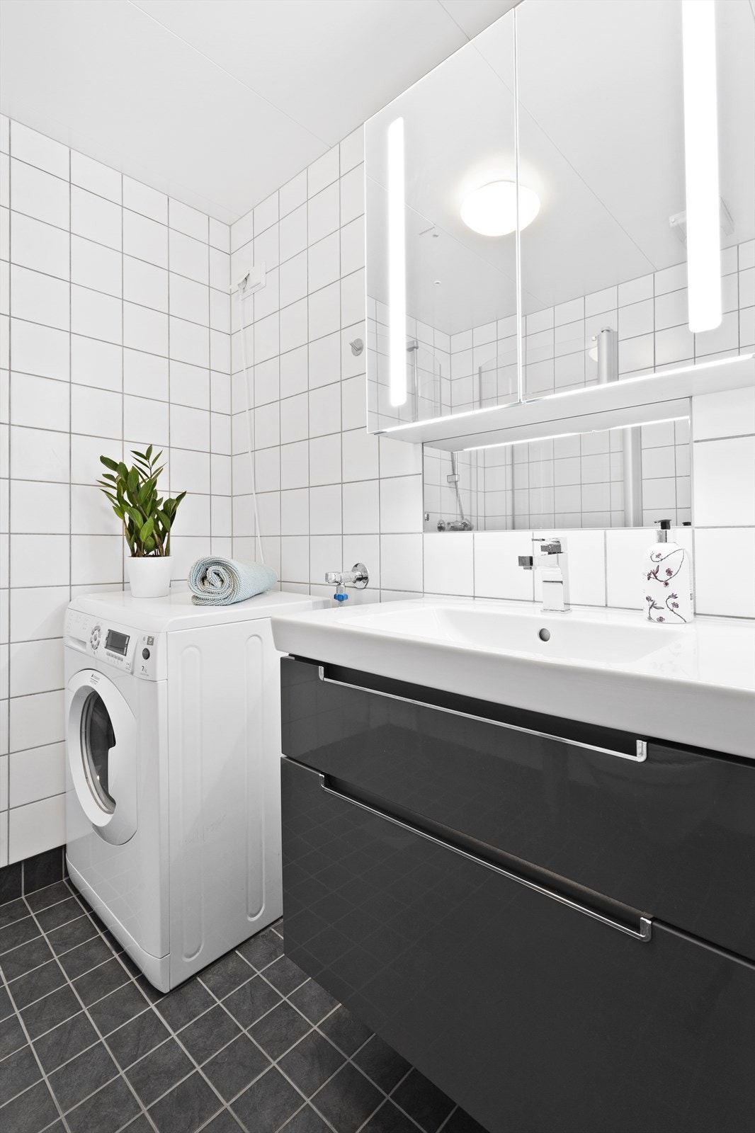 Moderne innredning med skuffer og skap. Galleribilde