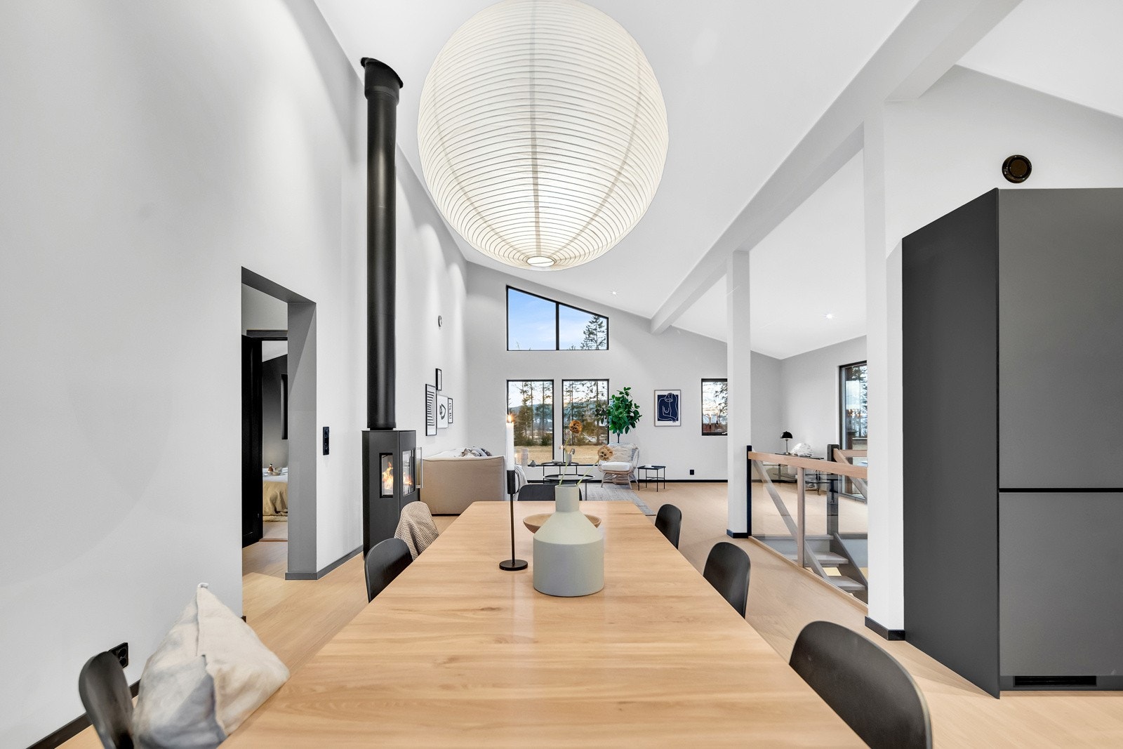 Hovedstuen og kjøkkenet utgjør et åpent og virkelig flott allrom for hele familien, med svært gode lysforhold via store vindusflater i tre himmelretninger. Galleribilde