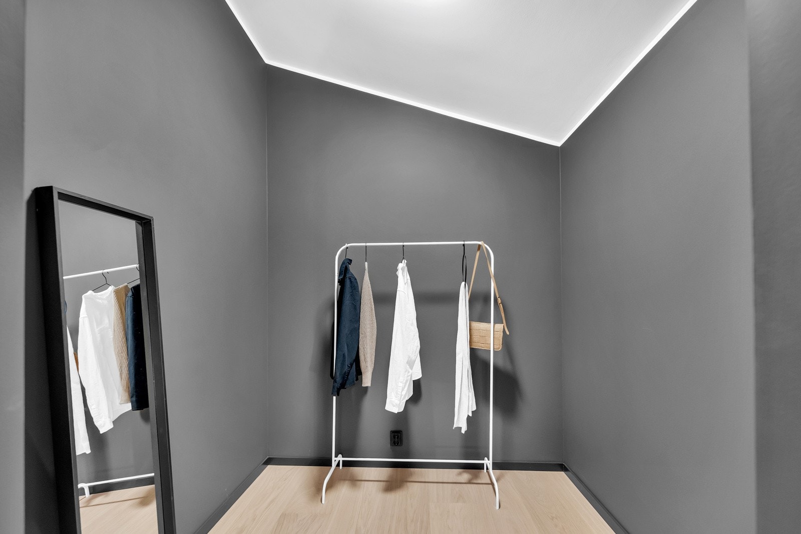 Boden ved hovedsoverom tilbyr gode muligheter for skap og andre garderobeløsninger slik som ''walk-in closet''. Galleribilde