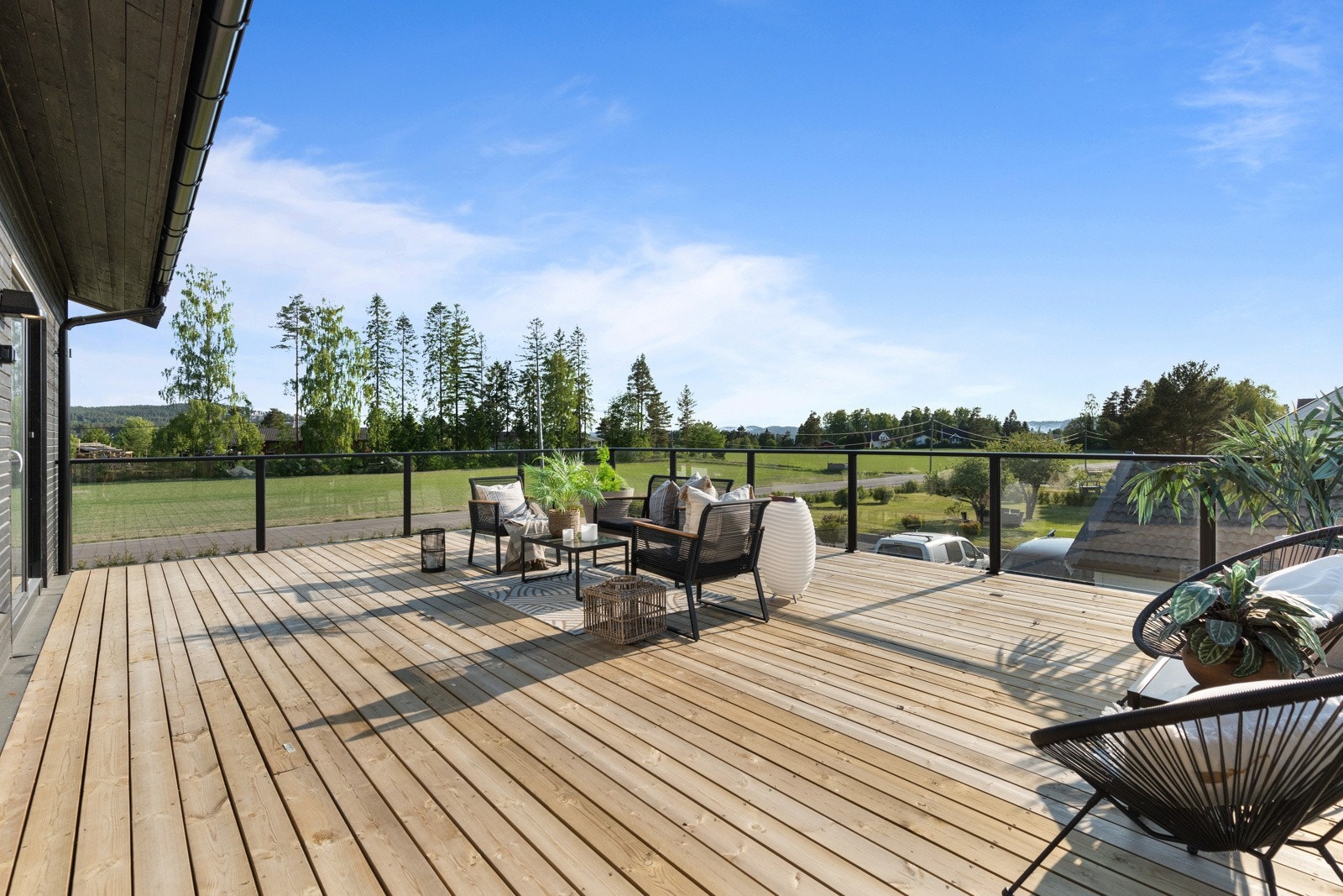 Nydelig uteplass med stor terrasse. Galleribilde