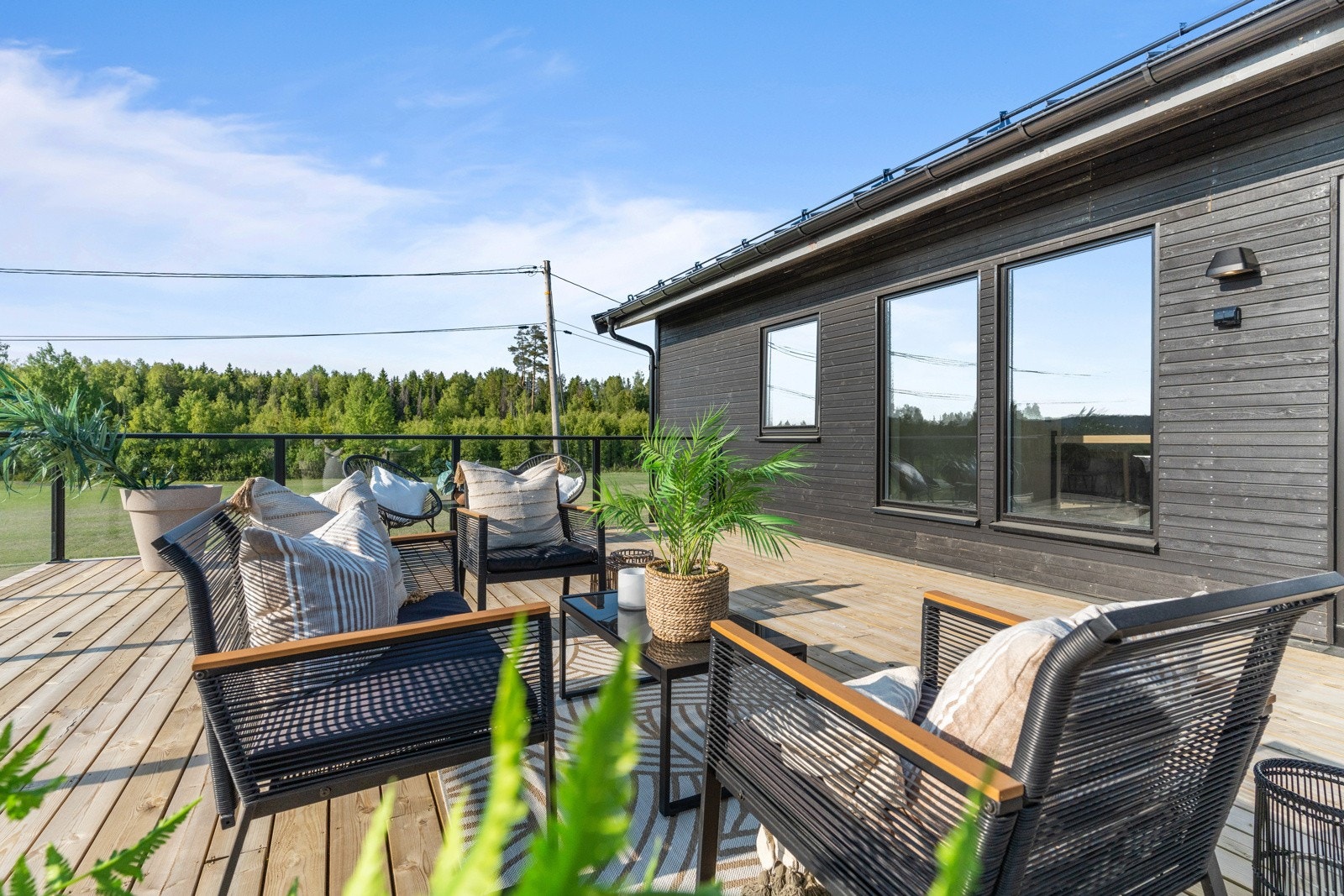 Uteplassen. Galleribilde