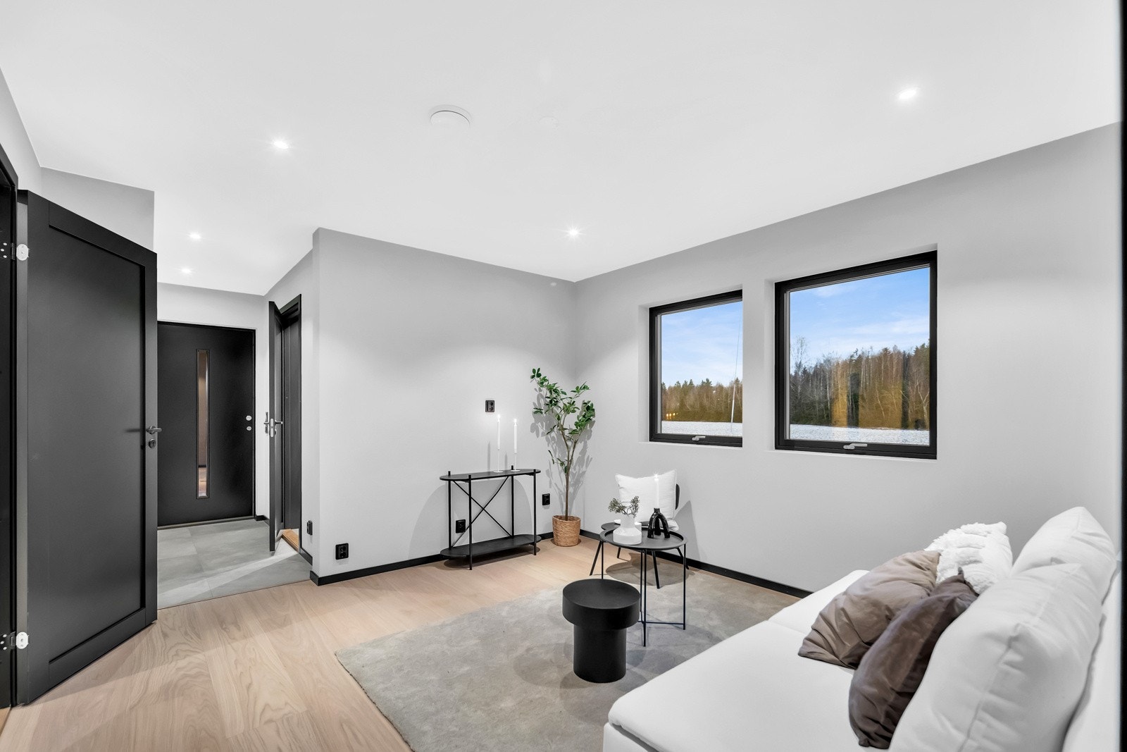 Stuen ved bi-inngangen gir muligheter for å montere et kjøkken langs den ene kortveggen. Dette gir muligheter for praktikantdel sammen med det minste badet og det soverommet siden av. Galleribilde