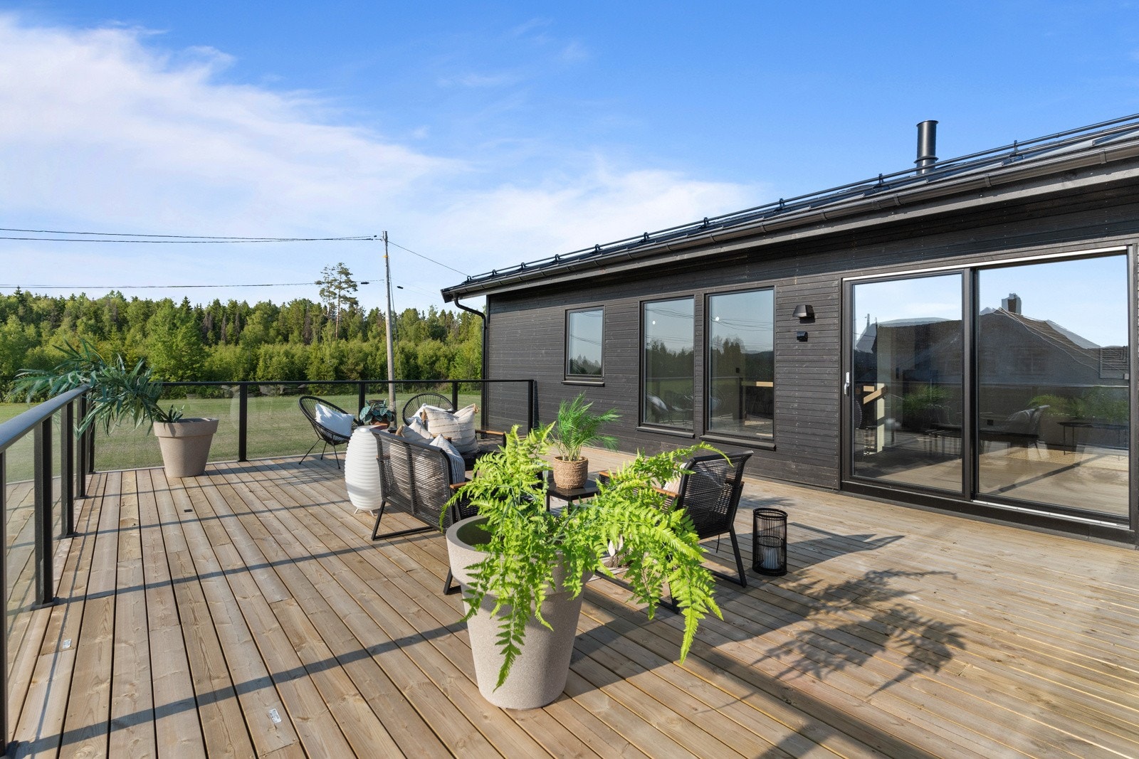 Uteplassen. Galleribilde