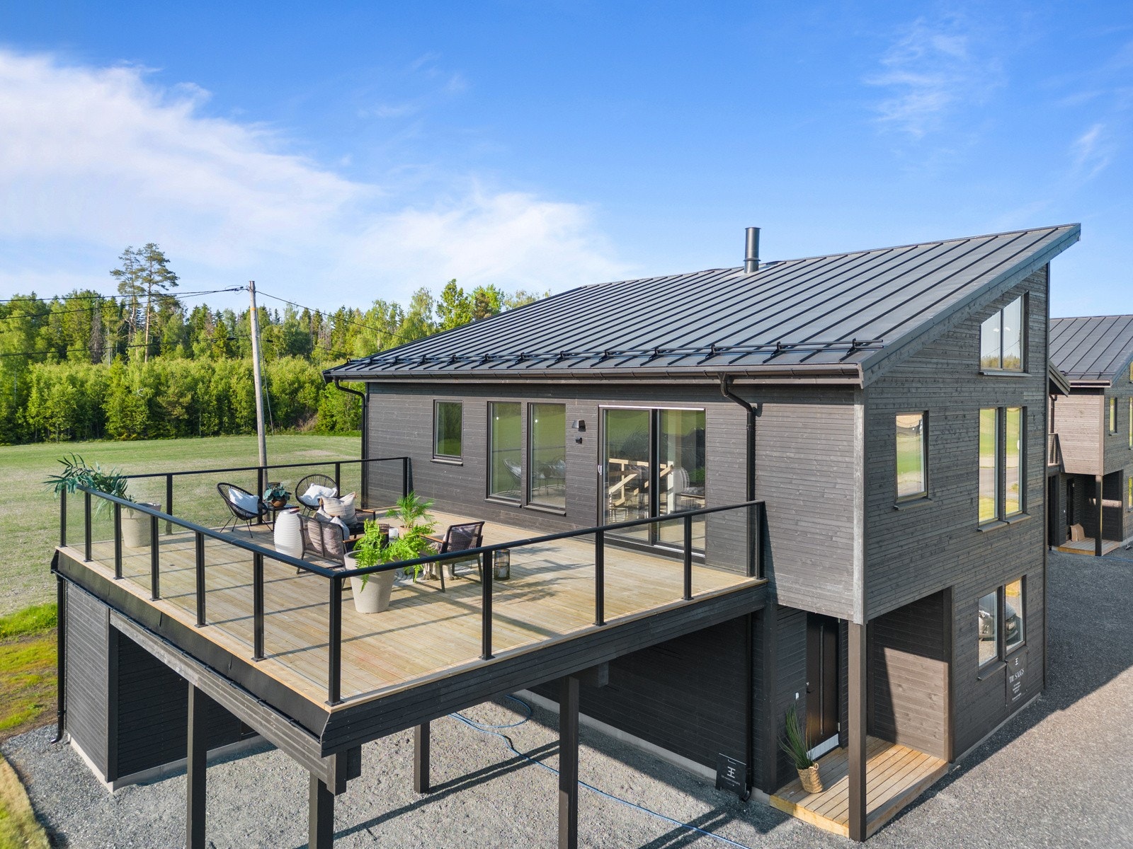 Eneboligen ligger på en stor og solrik tomt i flat utførelse, opparbeidet med gressplen, hekk og diverse beplantning. Galleribilde