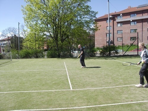 tennisbane på andre siden veien Galleribilde