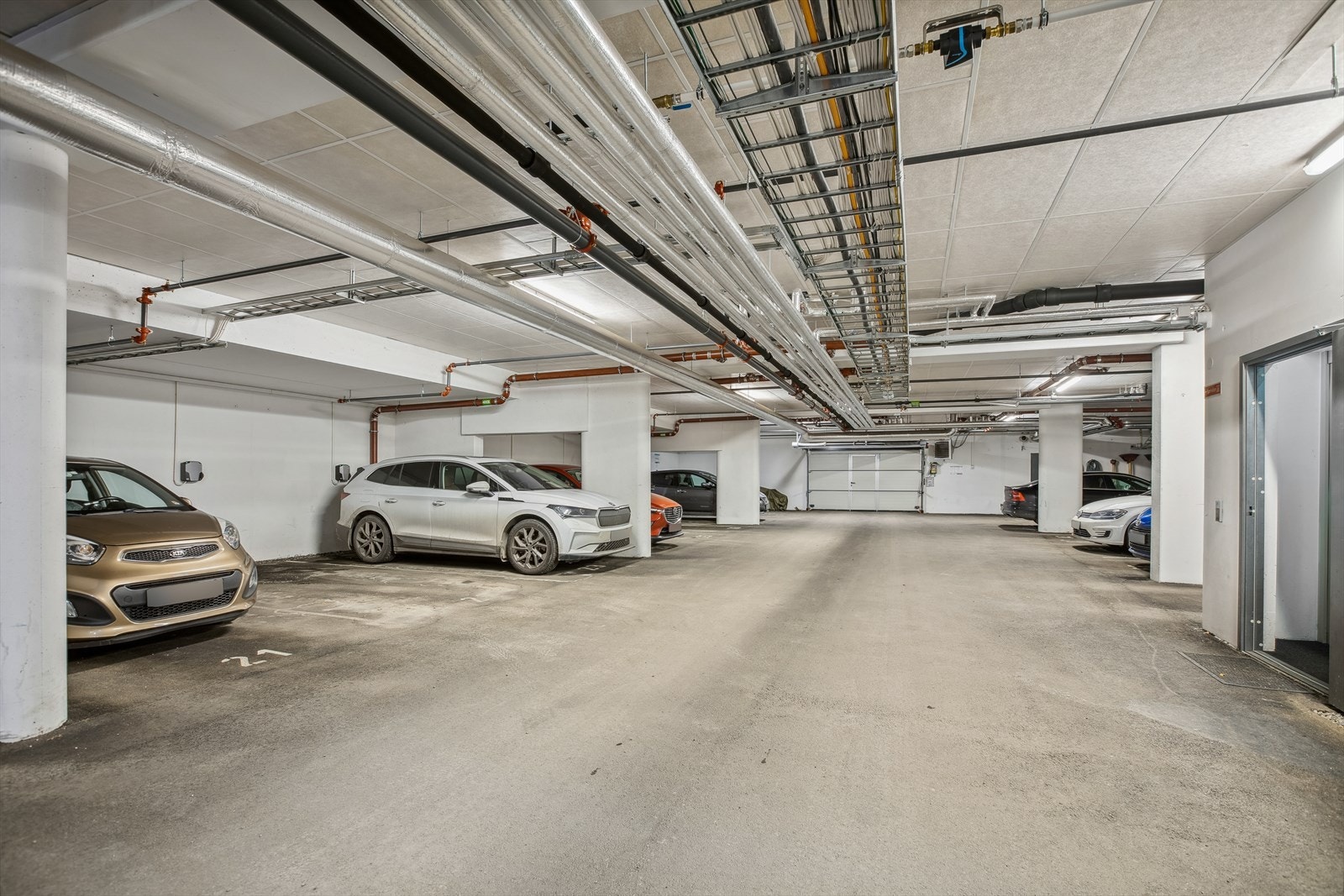 Tilhørende parkeringsplass med el-bil lader i felles garasjekjeller samt en sportsbod på ca. 2,5 kvm. beliggende i 1. etasje. Galleribilde