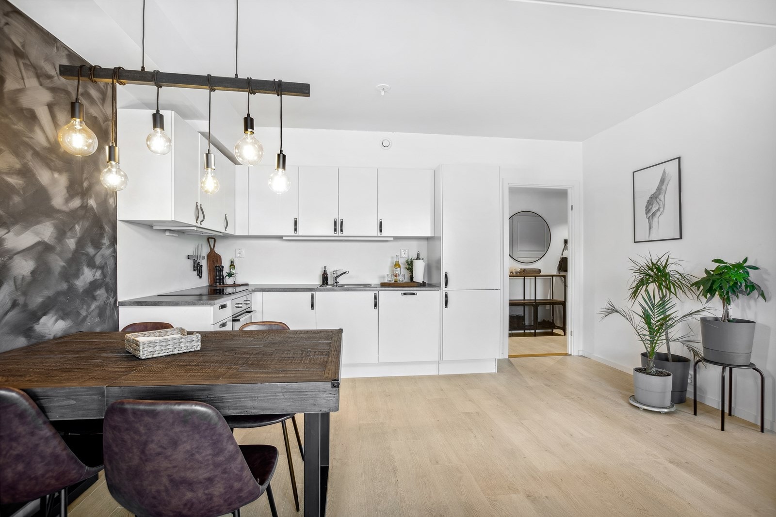 Innredningen er montert i en L-form, noe som gir en optimal plassutnyttelse av rommet. Galleribilde