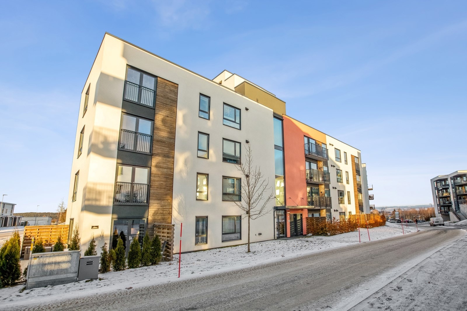 Sameiet består av 50 boligseksjoner fordelt på 2 bygninger med adressene Nedre Grindaveg 113 og 117. Galleribilde