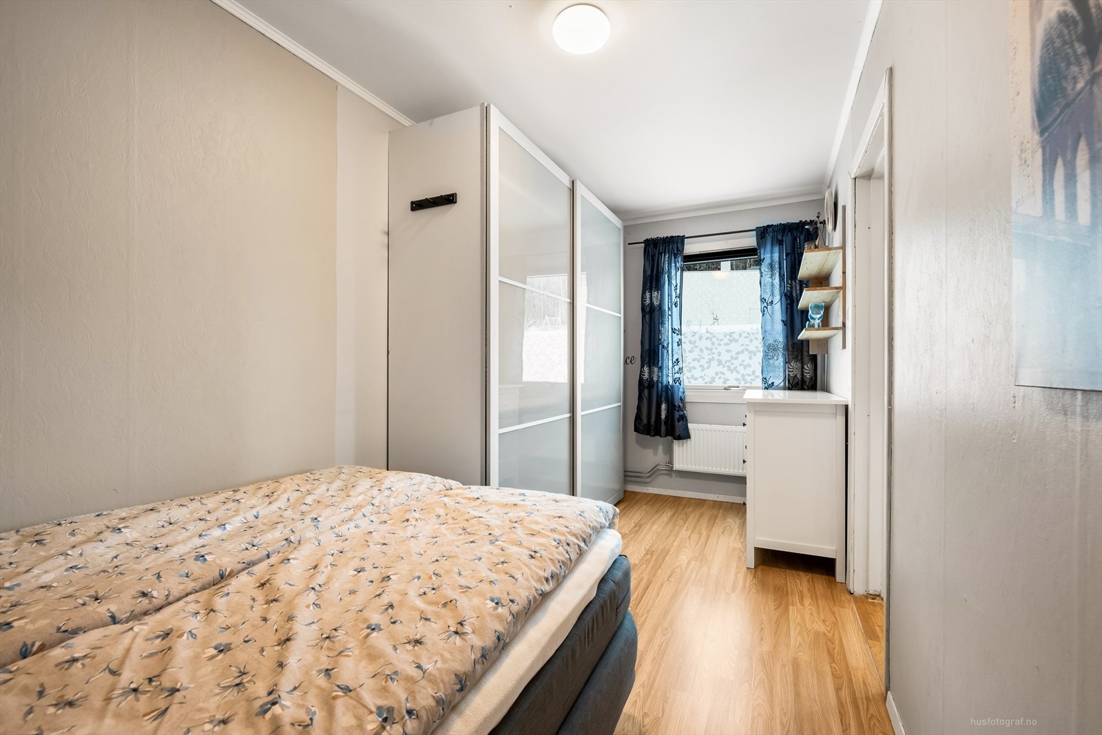 Soverom inneholder godt med skapplass Galleribilde