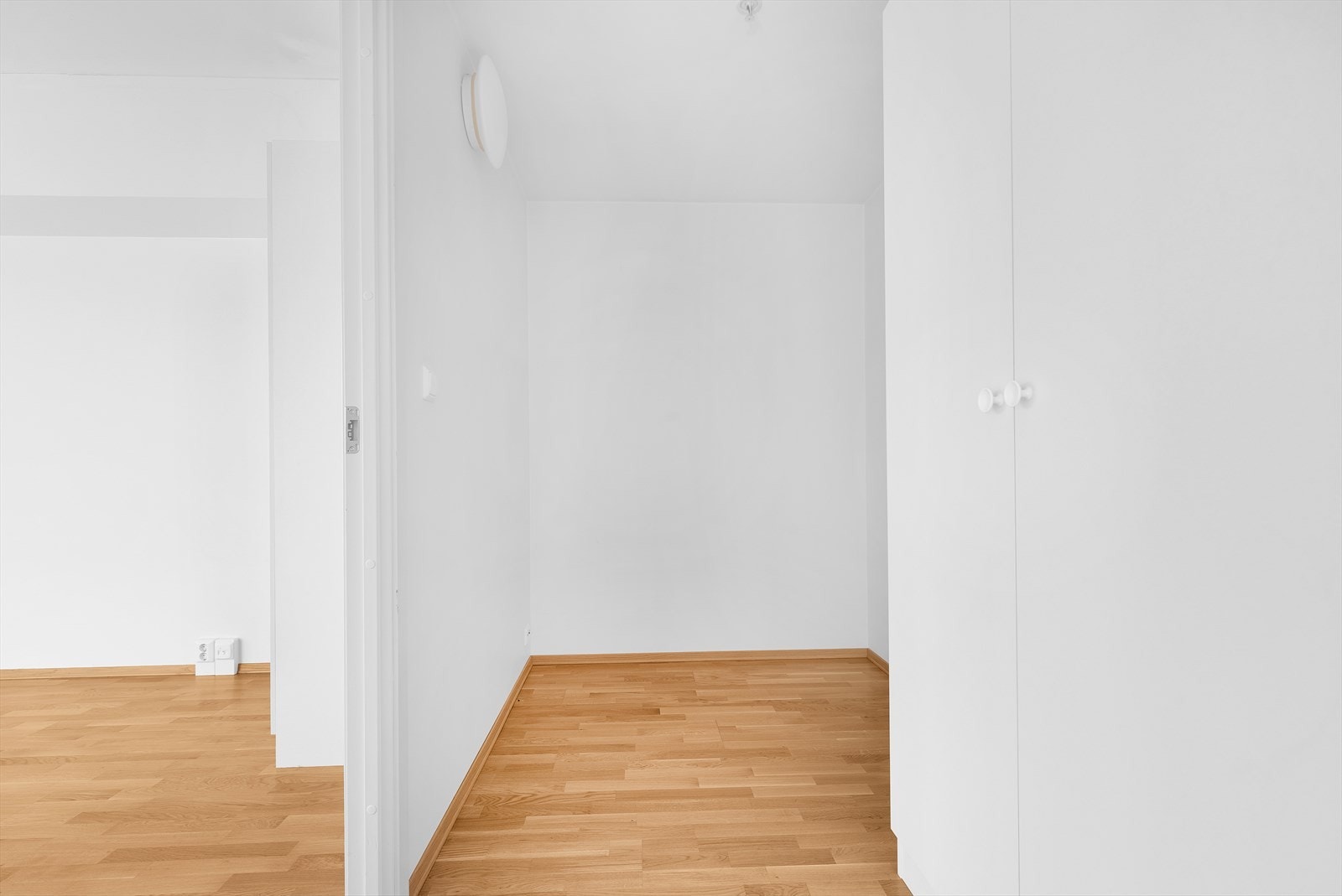 Like ved soverommet har man gode lagringsmuligheter i bod Galleribilde