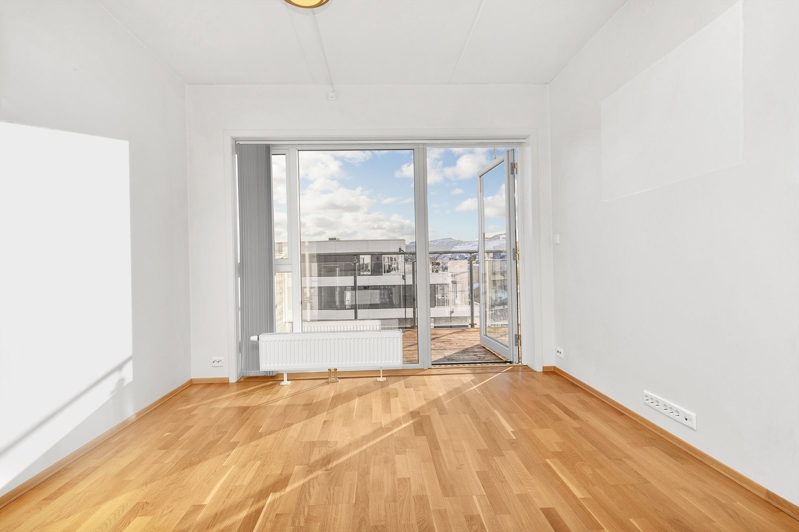 Lys og fin stue med gode vindusflater som slipper inn rikelig med naturlig lys Galleribilde