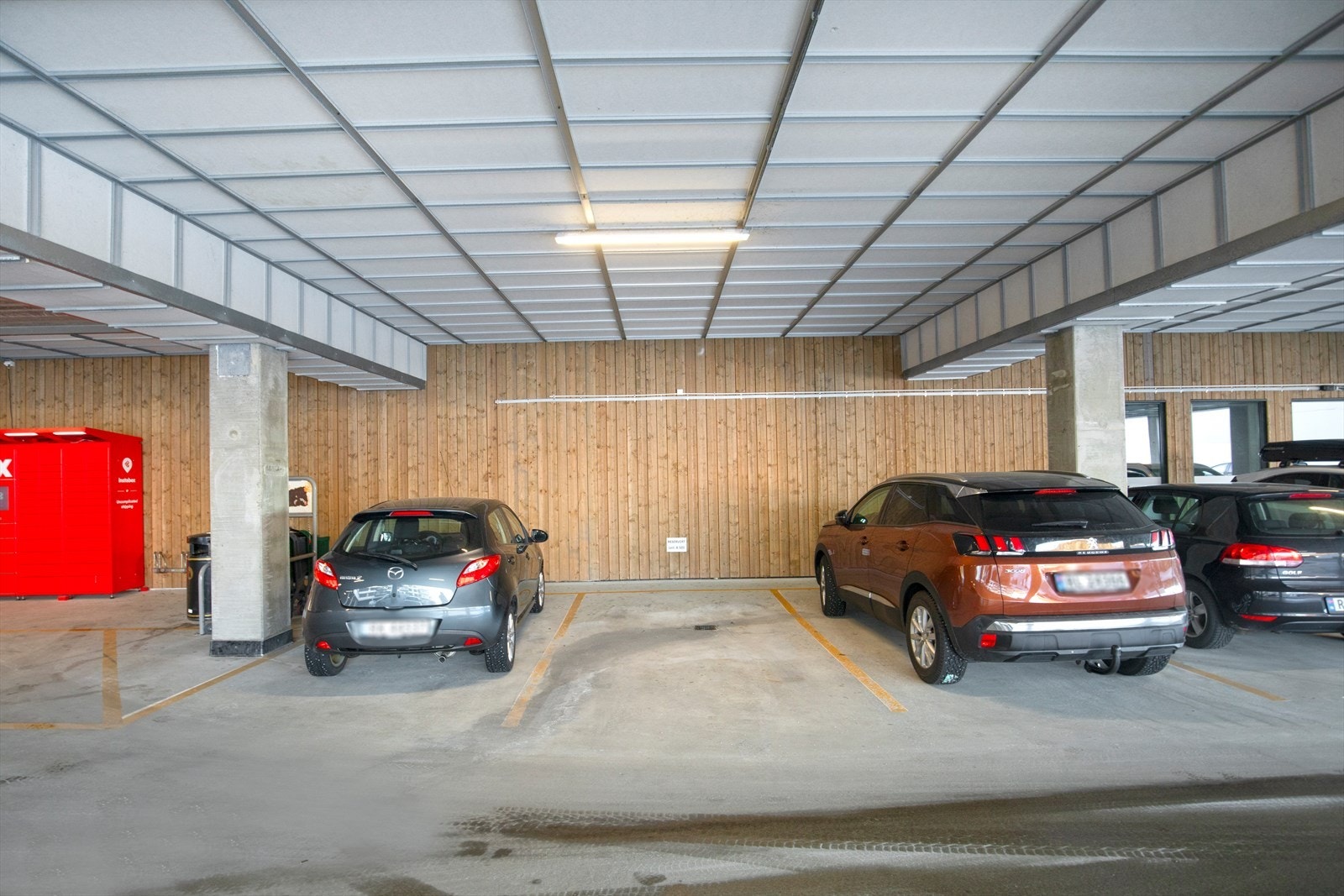 Fast parkering under tak Galleribilde