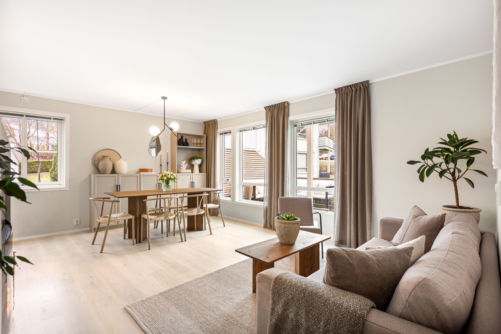 Stuen ligger åpen mot et stilrent kjøkken og hjørnebeliggenheten gjør at stuen får nydelig dagslys inn fra to sider. Galleribilde