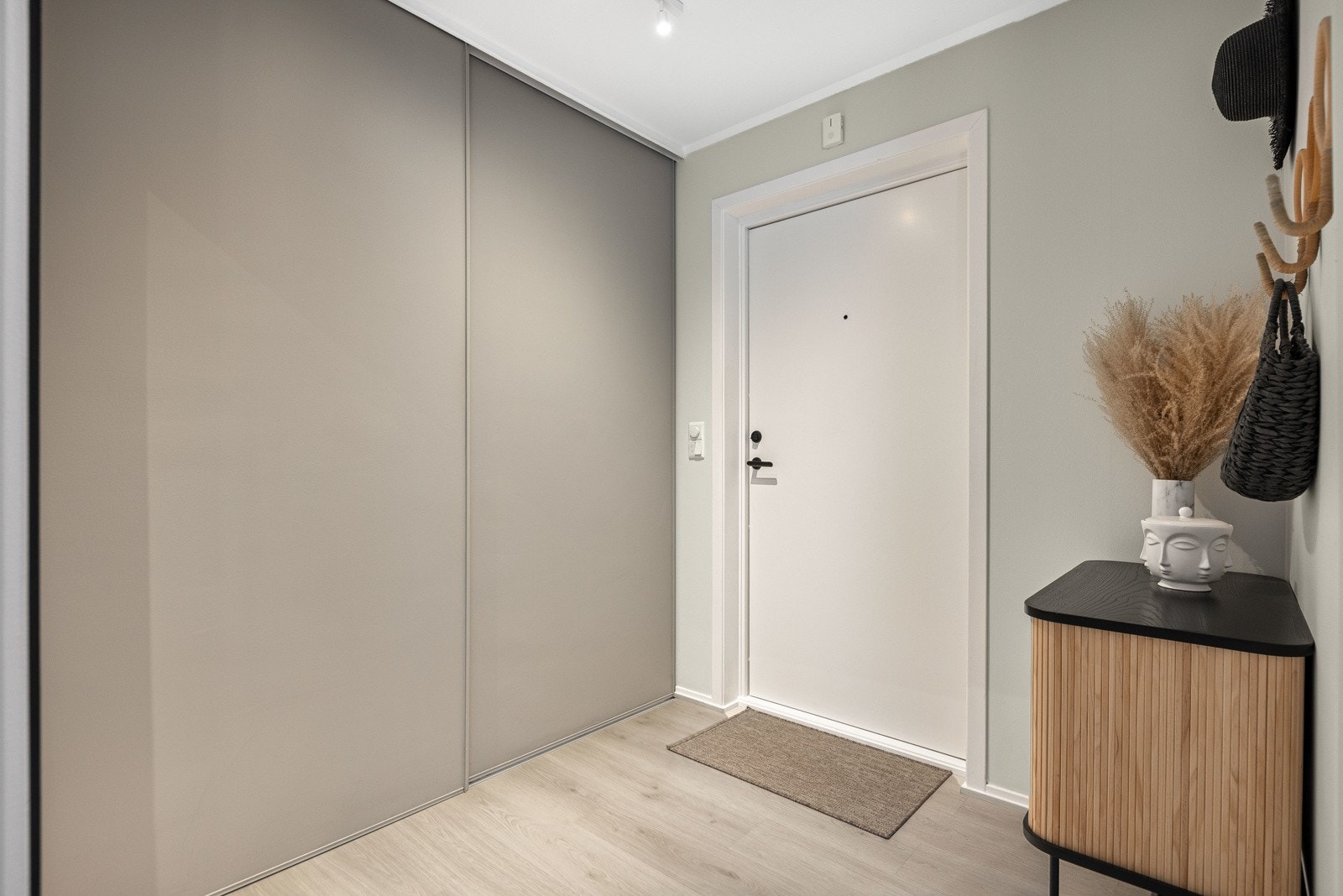 Entreen gir et godt førsteinntrykk og har skyvedørsgarderobe til yttertøy og sko. Galleribilde