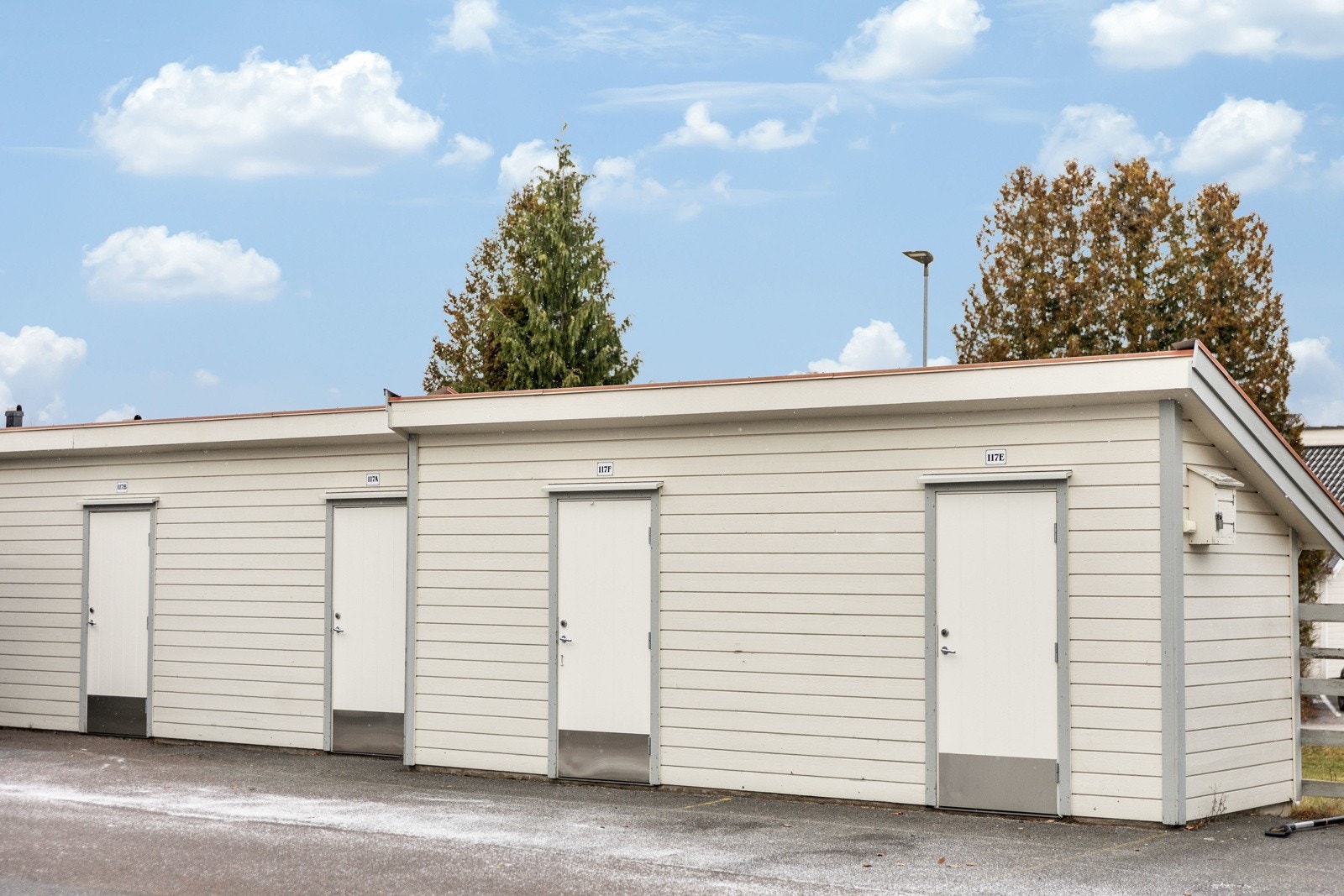På felles gårdsplass disponeres det en parkeringsplass og en utebod på ca. 5 kvm. Galleribilde