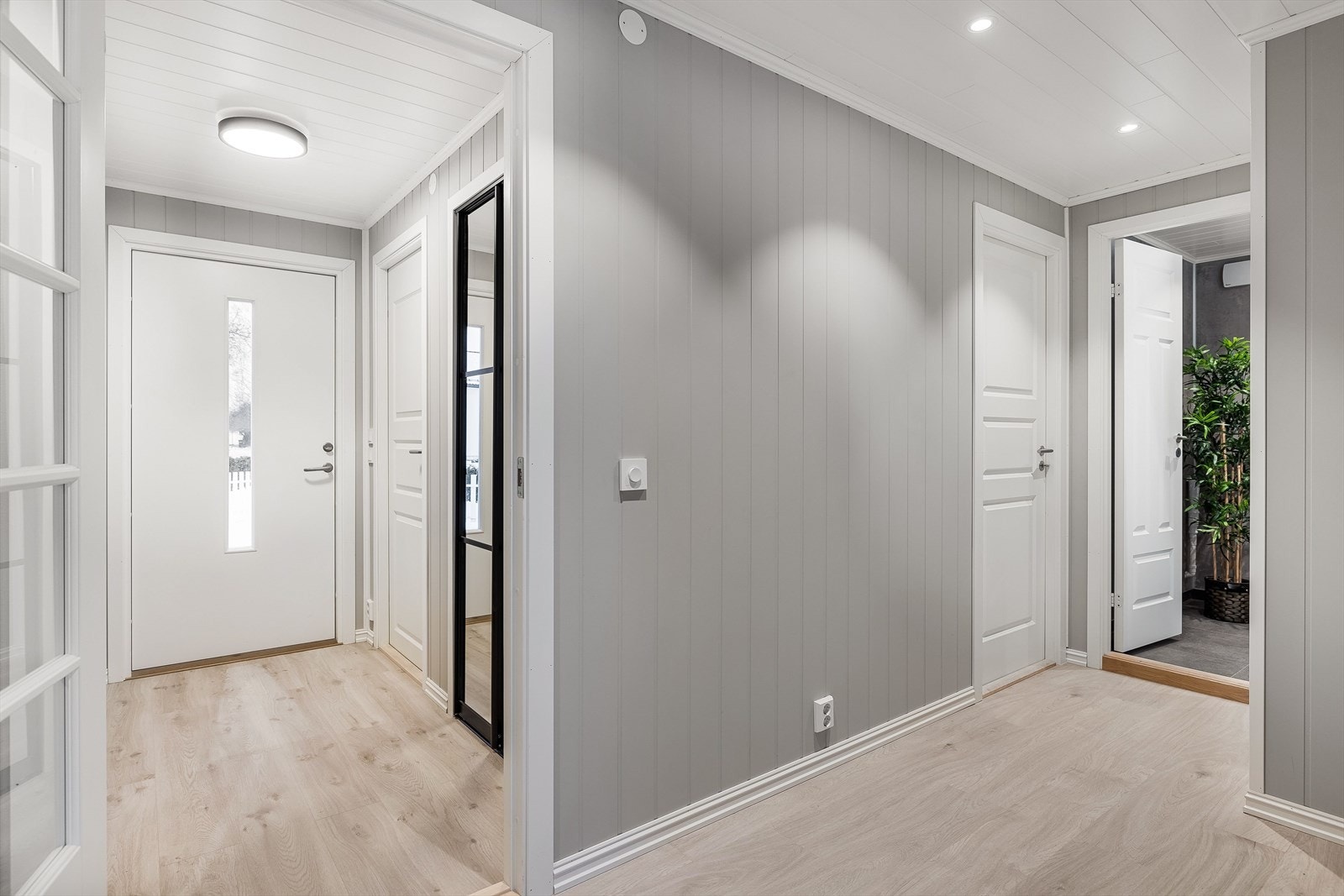 Du ønskes velkommen inn i en lys entré og får umiddelbart et positivt inntrykk av dette pene og nyoppussede hjemmet. I entréen er det plass til sko og yttertøy i plassbygget skyvedørsgarderobe. Galleribilde