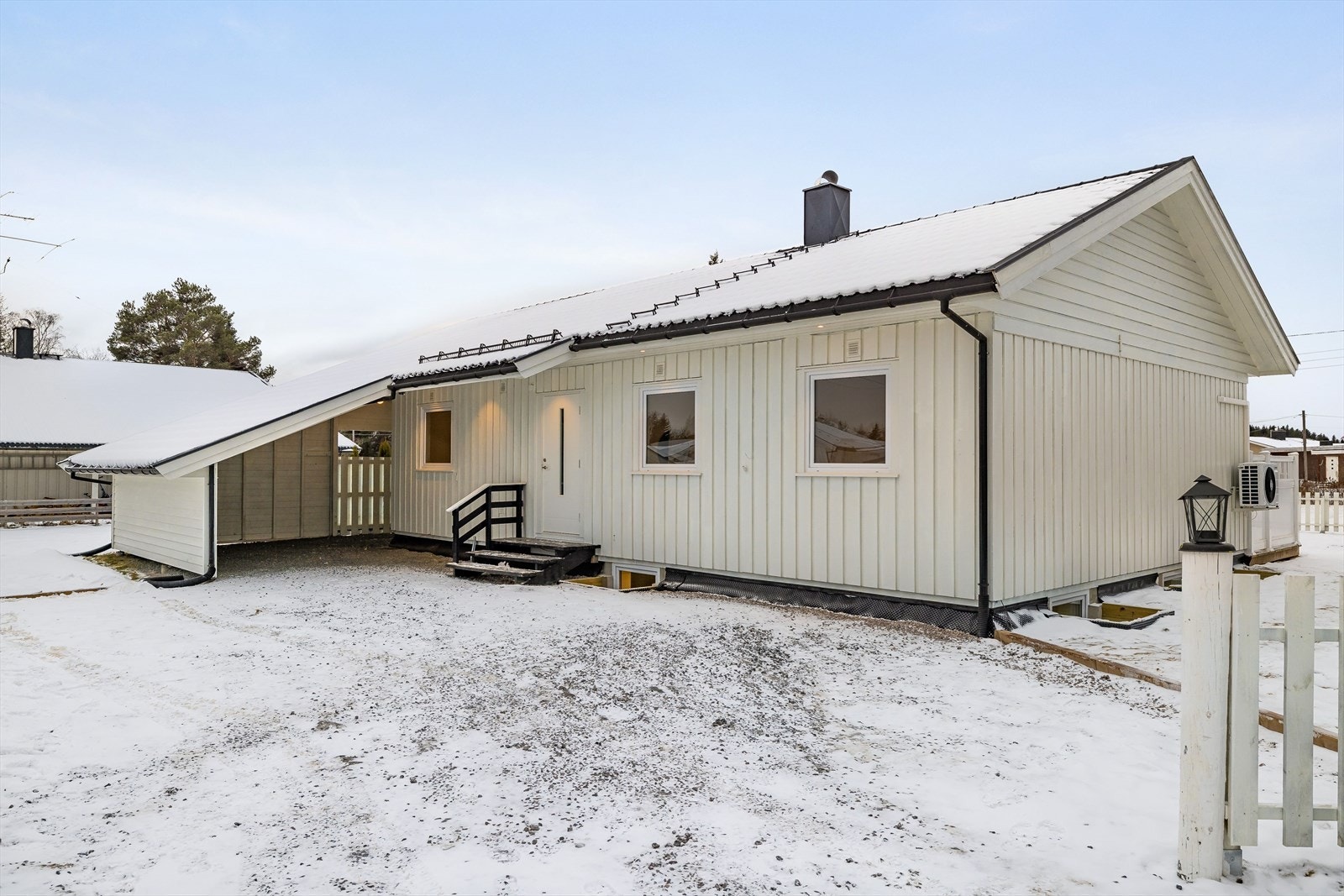 En lys, pen og innholdsrik enebolig som er vesentlig oppusset i 2023. Boligen har inntilbygget carport. Galleribilde