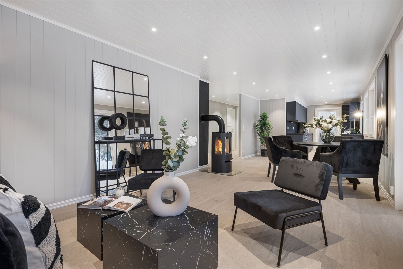 God og moderne standard fra 2023 med enstavs laminat på gulv, panelplater på veggene, downlights i himlingen og skjult elektrisk anlegg. Galleribilde