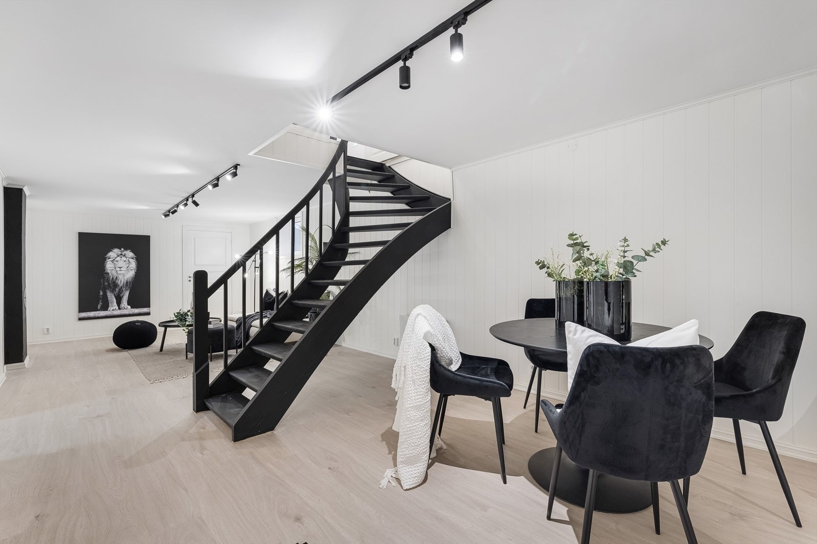 I stuen er det god plass til både sofagruppe og spisegruppe. Galleribilde