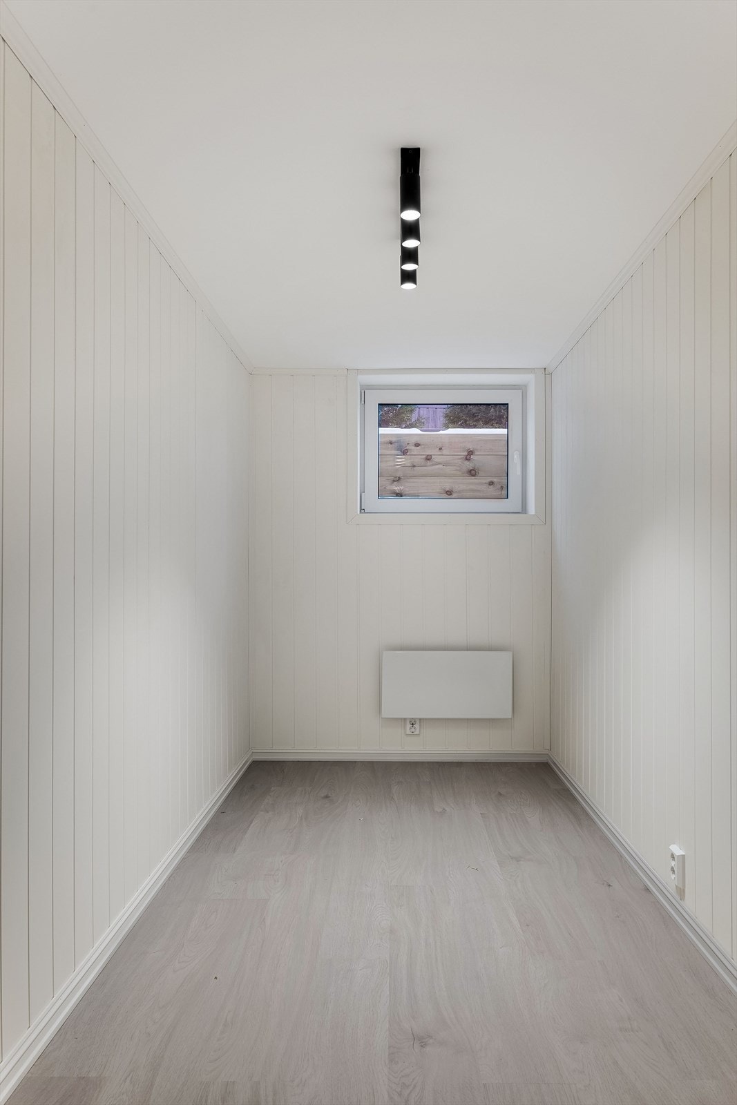 Soverom 6. Alle soverommene har god standard fra 2023 med enstavs laminat på gulv, lyse panelplater på veggene og skjult elektrisk anlegg. Galleribilde
