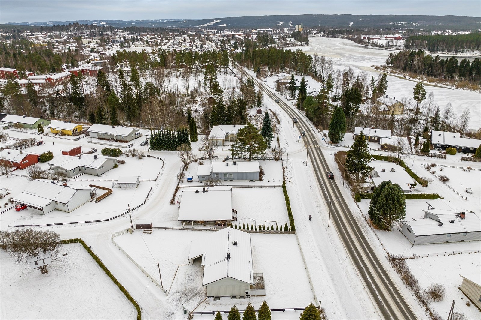 Nærhet til populære Stavåsen som kan by på fine tur- og treningsområder. Badeplass ved Sagtjernet og Vesletjernet. Ca. 1,5 km til sentrum hvor du finner det meste av servicetilbud og fasiliteter. Galleribilde