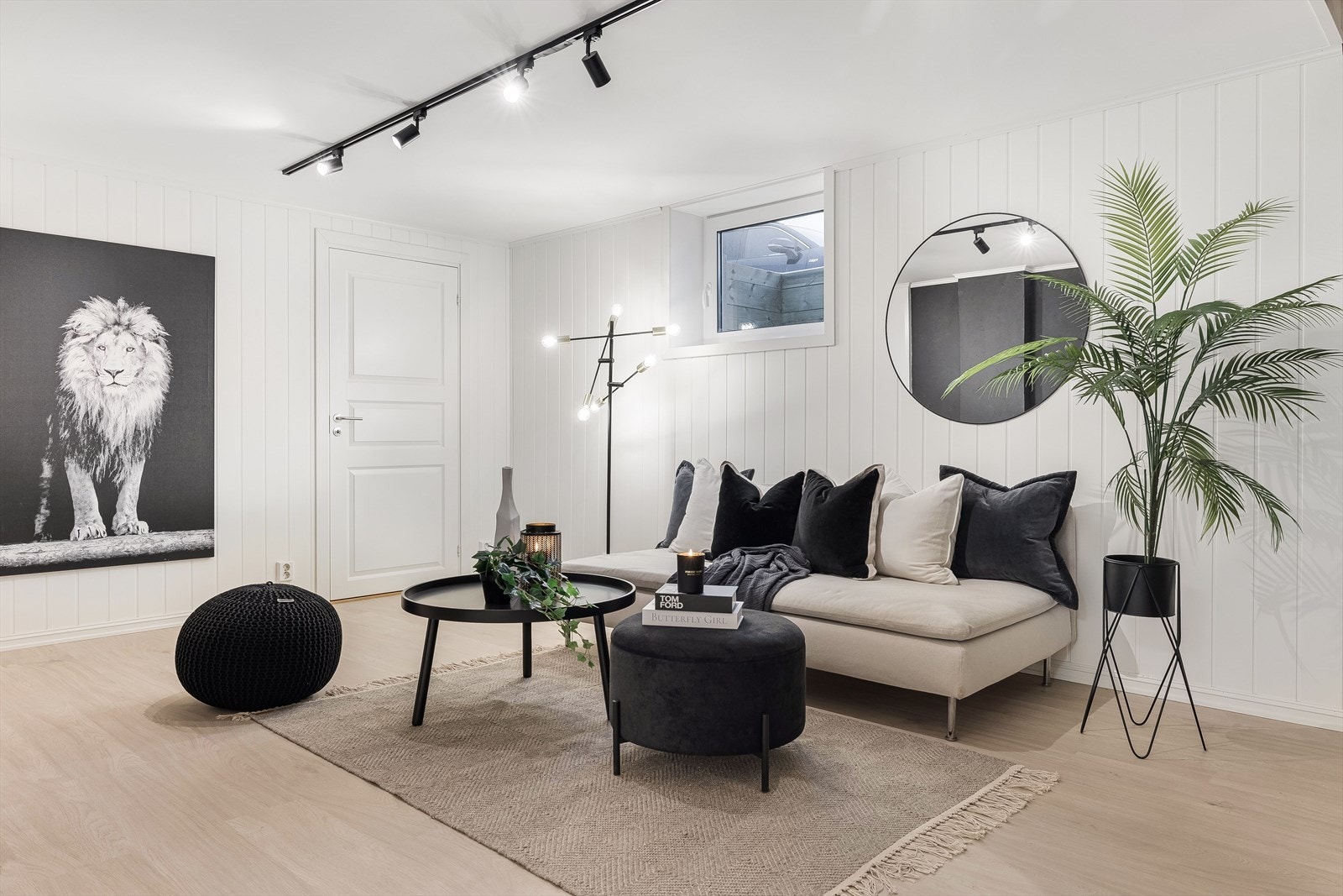 Stuen har god standard med lys enstavs laminat på gulv, lyse panelplater på veggene og skjult elektrisk anlegg. Galleribilde
